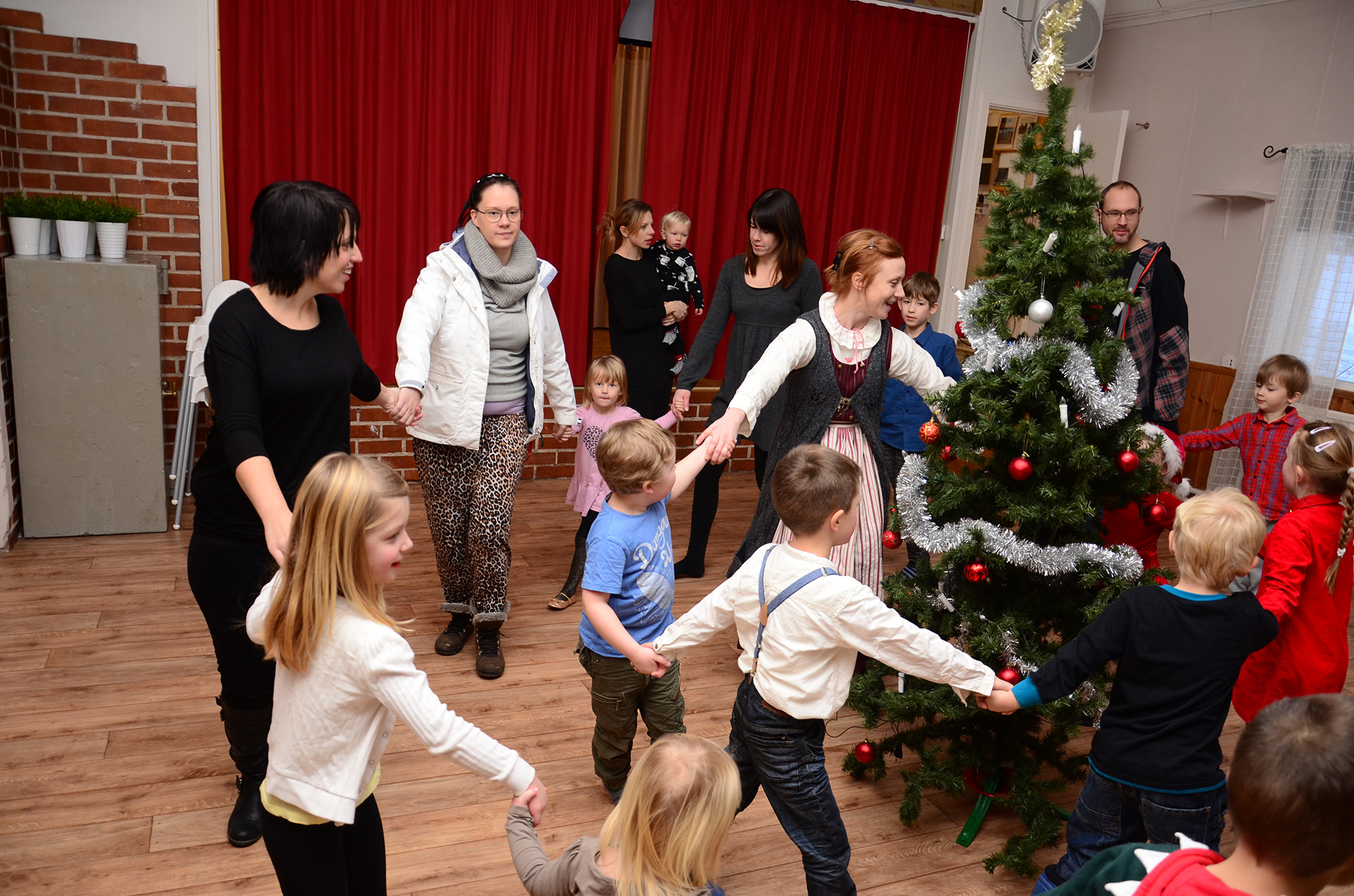 Bygdens Nytt nr 1 2016 – Nyheter – Julgransplundring i Dönjegården – Dansen går