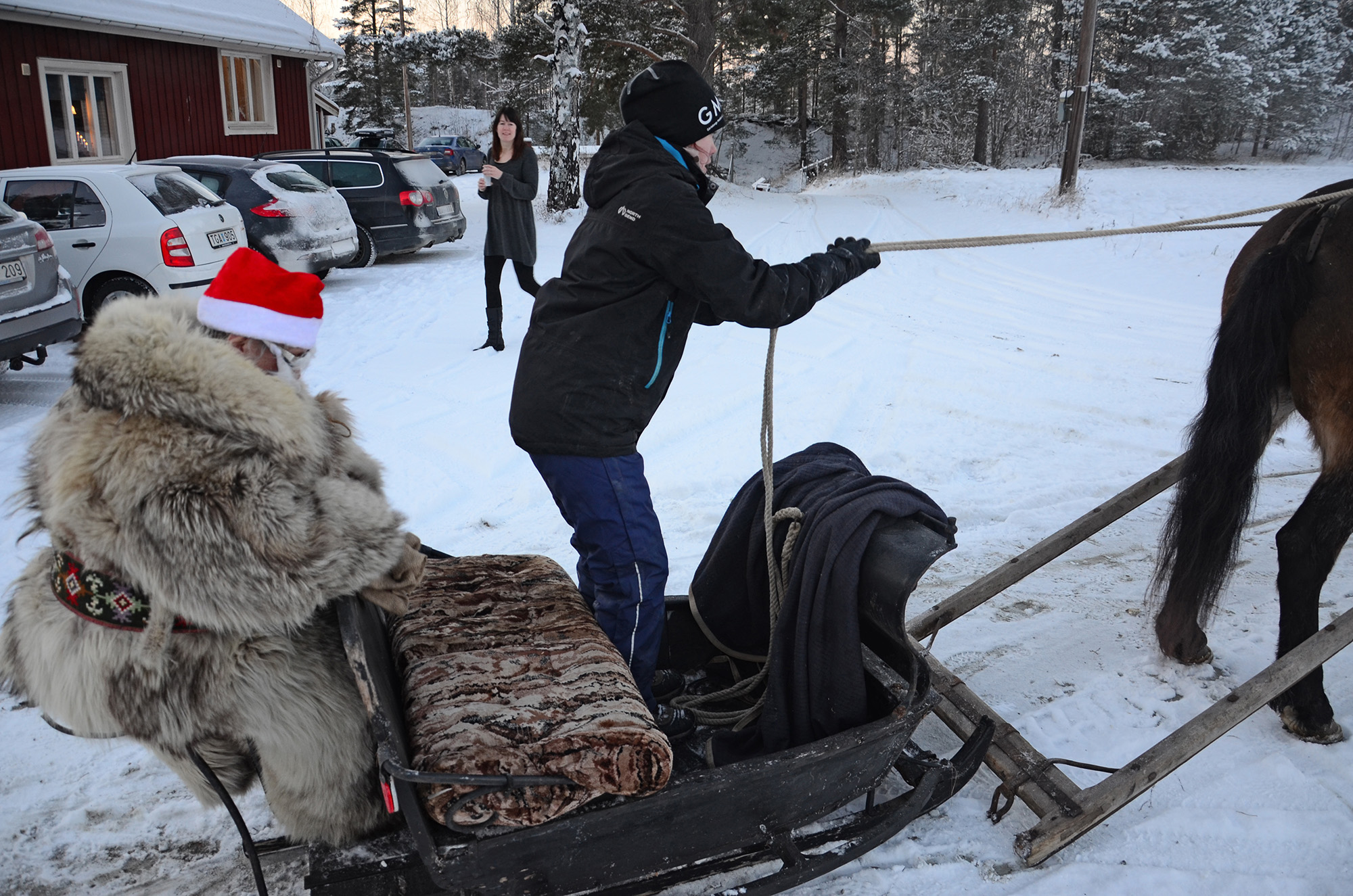 Bygdens Nytt nr 1 2016 – Nyheter – Julgransplundring i Dönjegården – Tomten och Linnéa Tegnér