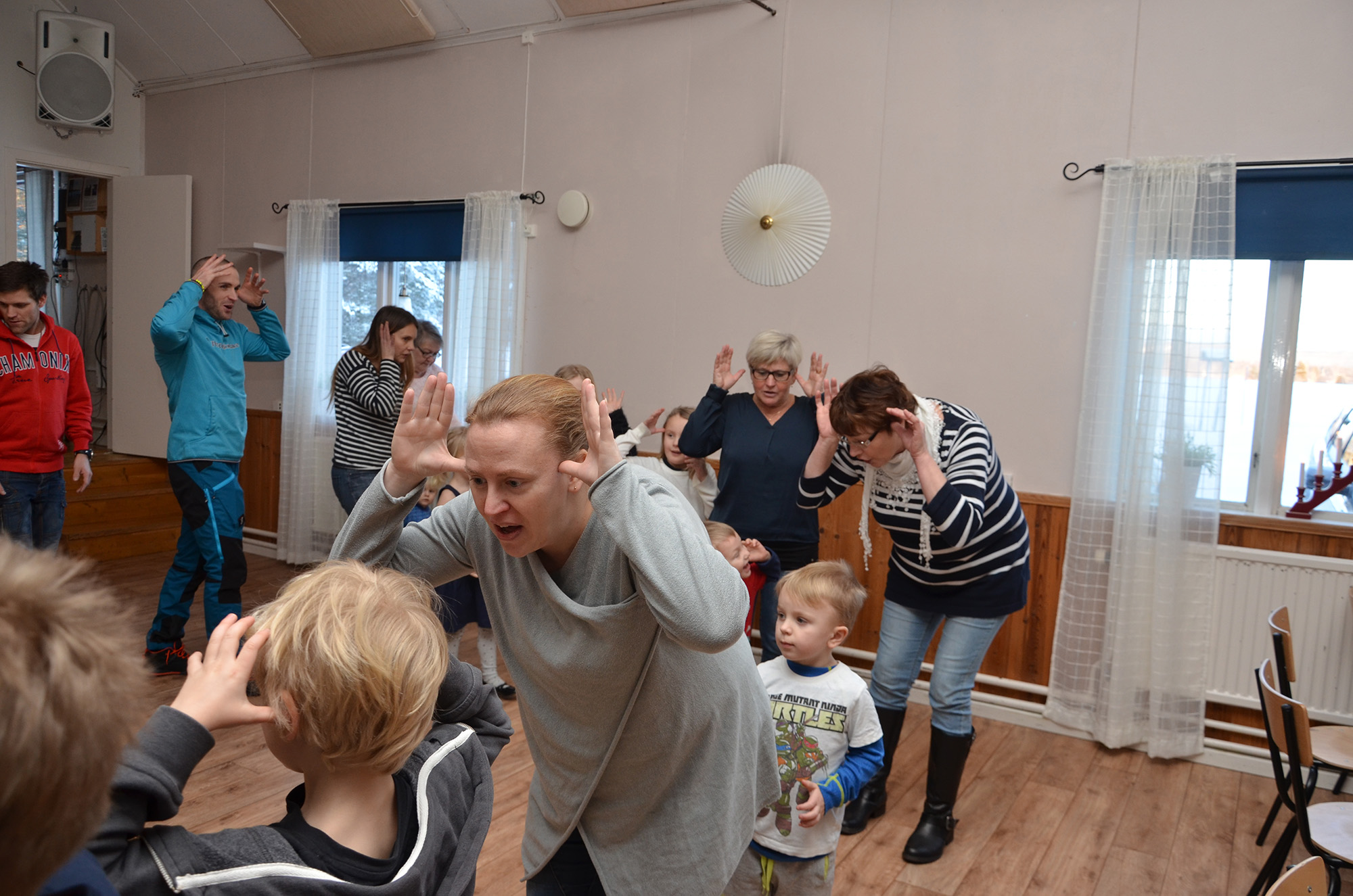 Röste.nu – Bygdens Nytt nr 1 2017 – Reportage – Dans, fika och tomte – en komplett julgransplundring