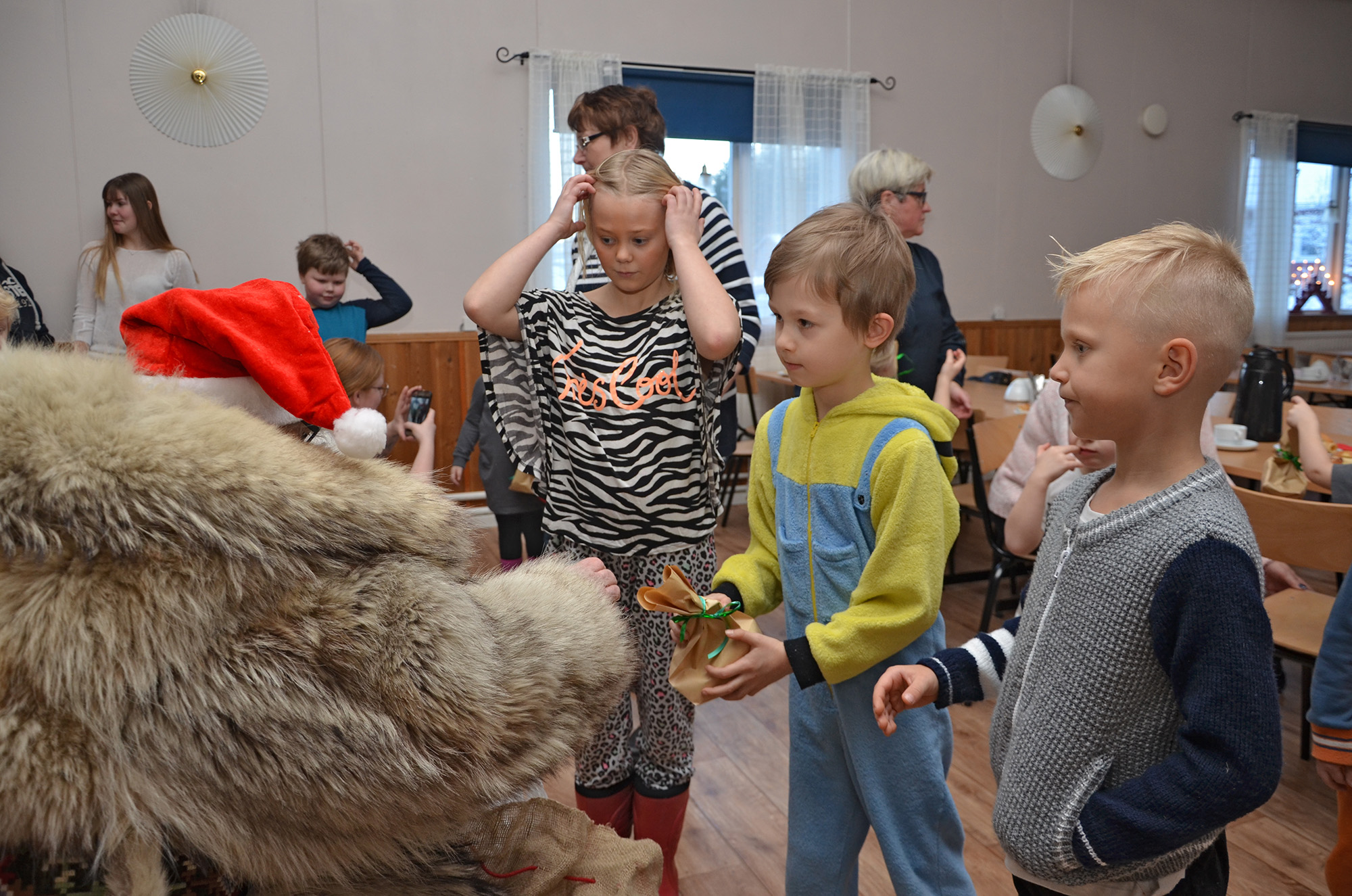 Röste.nu – Bygdens Nytt nr 1 2017 – Reportage – Dans, fika och tomte – en komplett julgransplundring