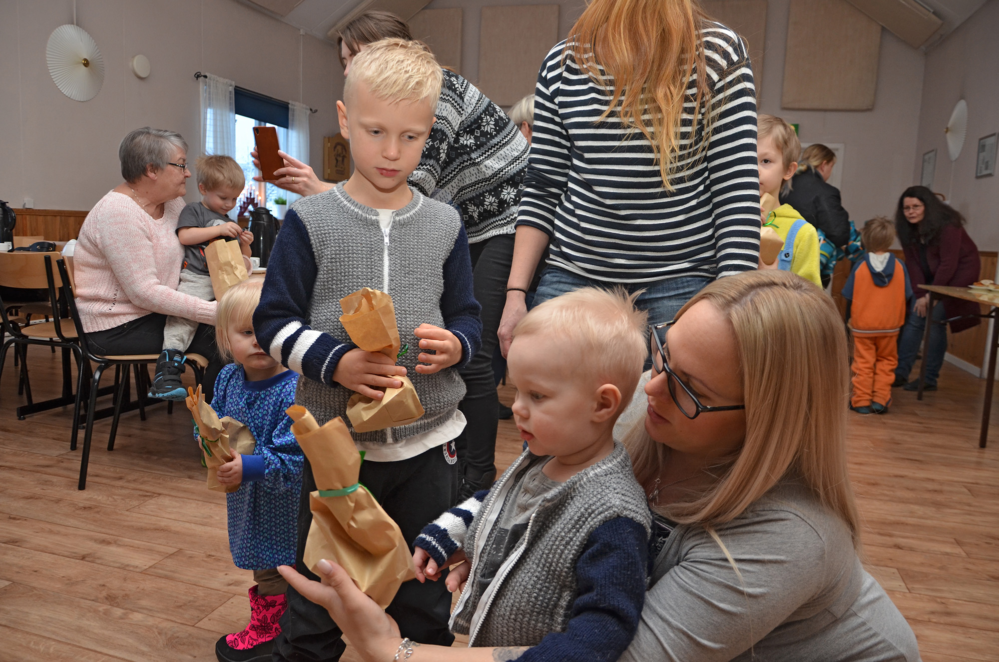 Röste.nu – Bygdens Nytt nr 1 2017 – Reportage – Dans, fika och tomte – en komplett julgransplundring