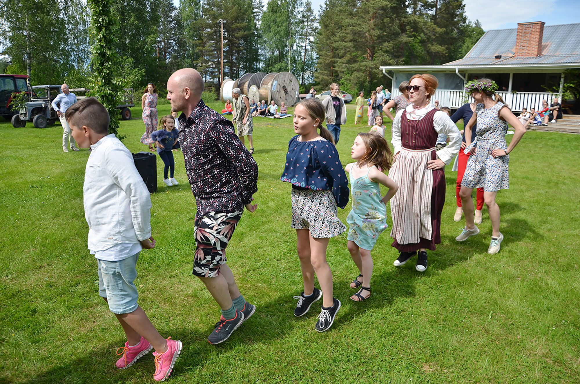Röste.nu – Bygdens Nytt nr 3 2017 – Nyheter – Midsommar med dans, lekar, elefant och återvändare