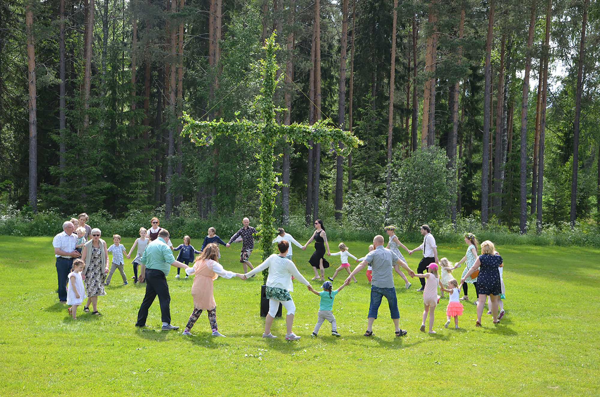 Röste.nu – Bygdens Nytt nr 3 2017 – Nyheter – Midsommar med dans, lekar, elefant och återvändare