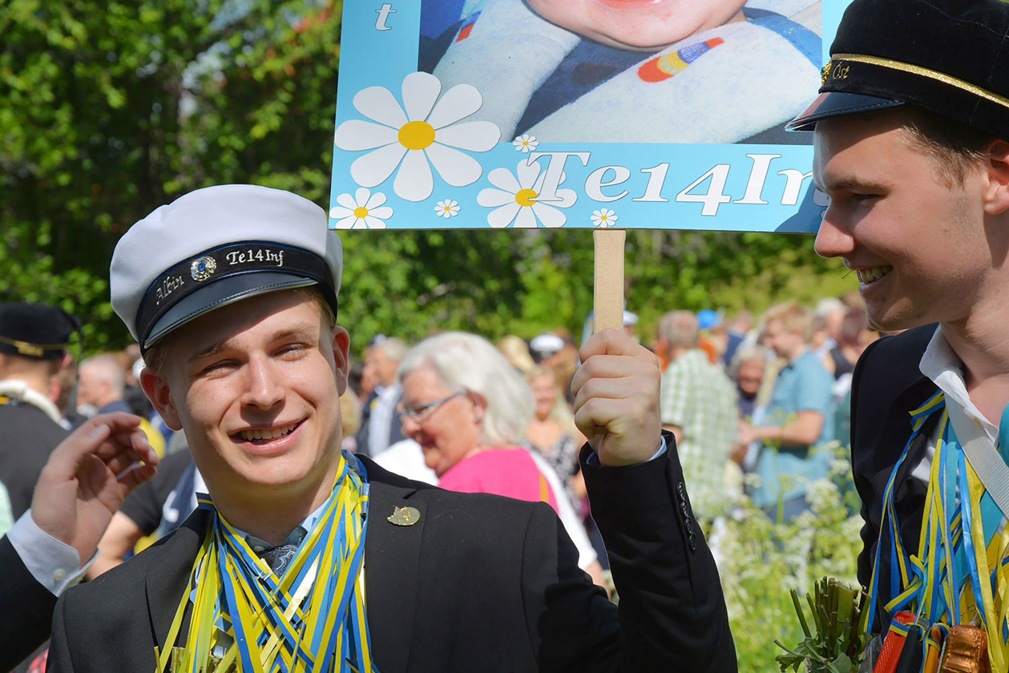 Röste.nu – Bygdens Nytt nr 3 2017 – Nyheter – Albin och Oskar glada studenter