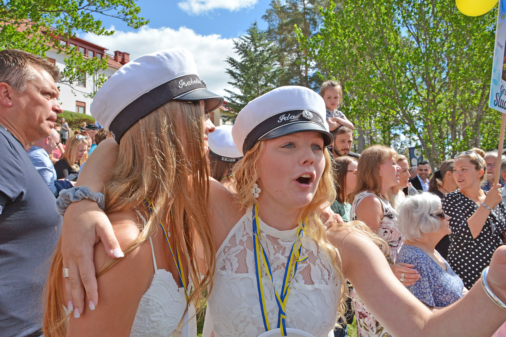 Röste.nu – Bygdens Nytt nr 3 2018 – Nyheter – Studenterna firade utanför Hälsingegymnasiet