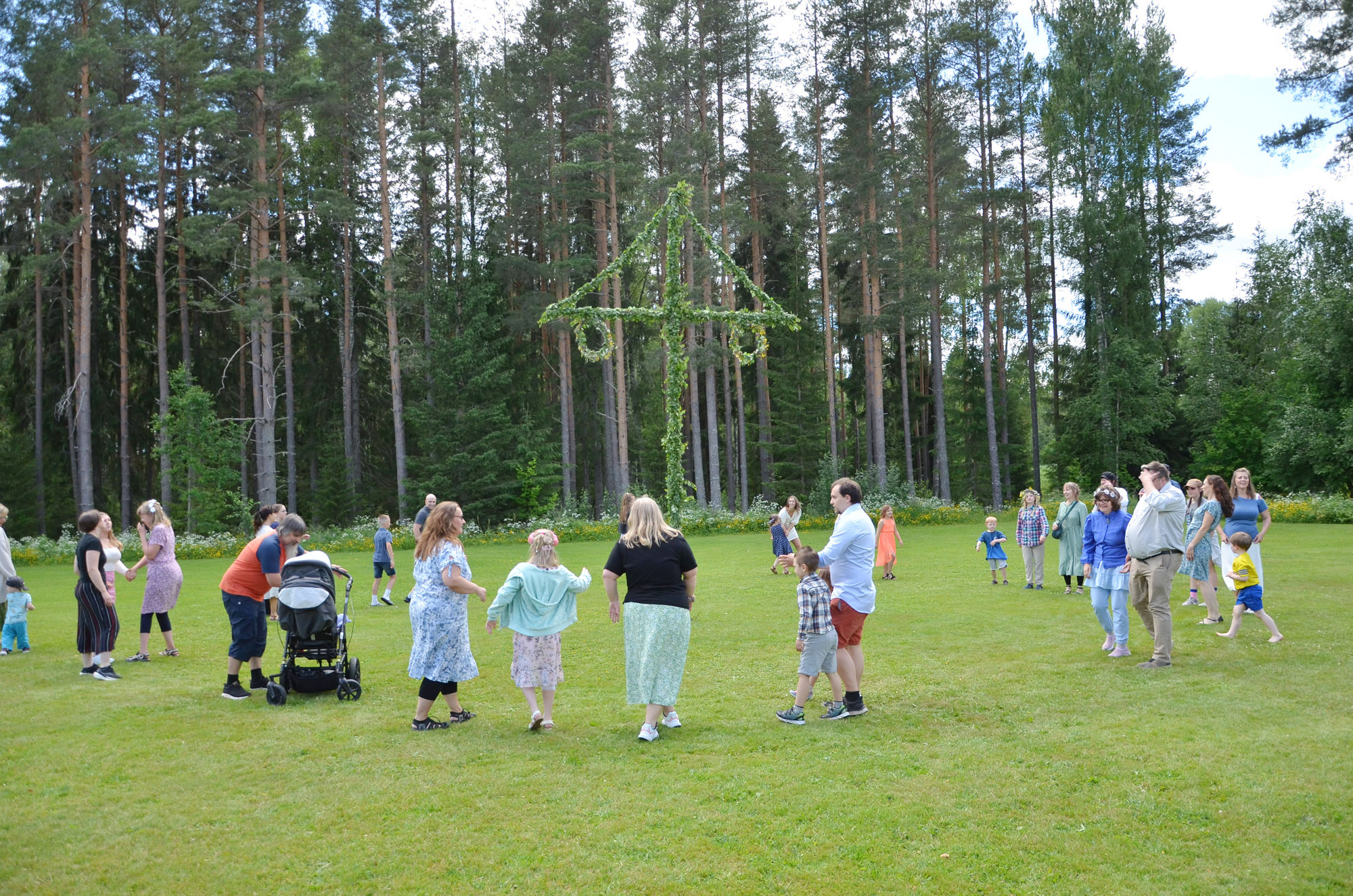 Röste.nu – Bygdens Nytt nr 3 2024 – Nyheter – Alla var som i trans under byns midsommardans...