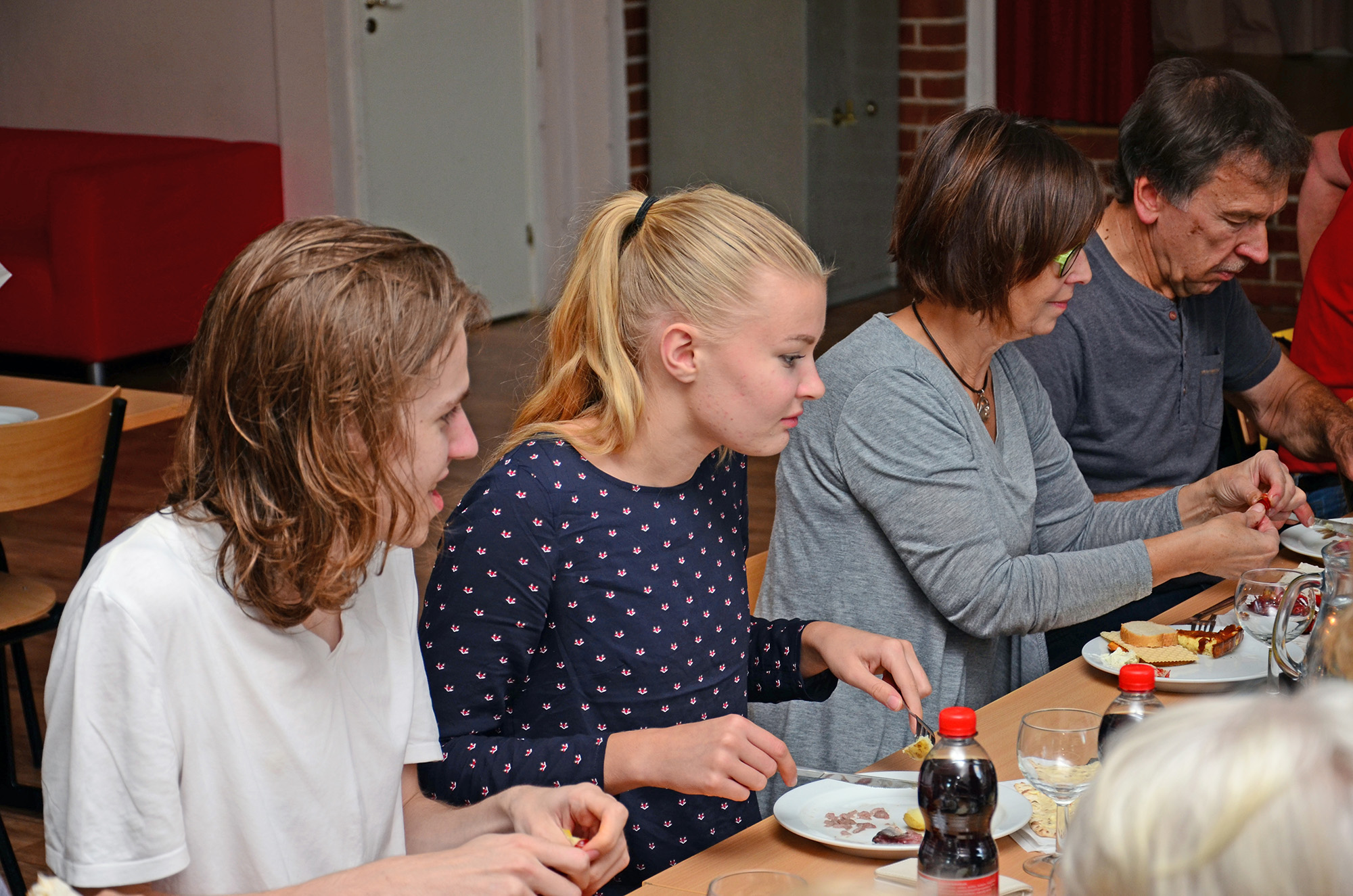 Röste.nu – Bygdens Nytt nr 4 2015 – Nyheter – Välbesökt höstfest med suringar och kräftor