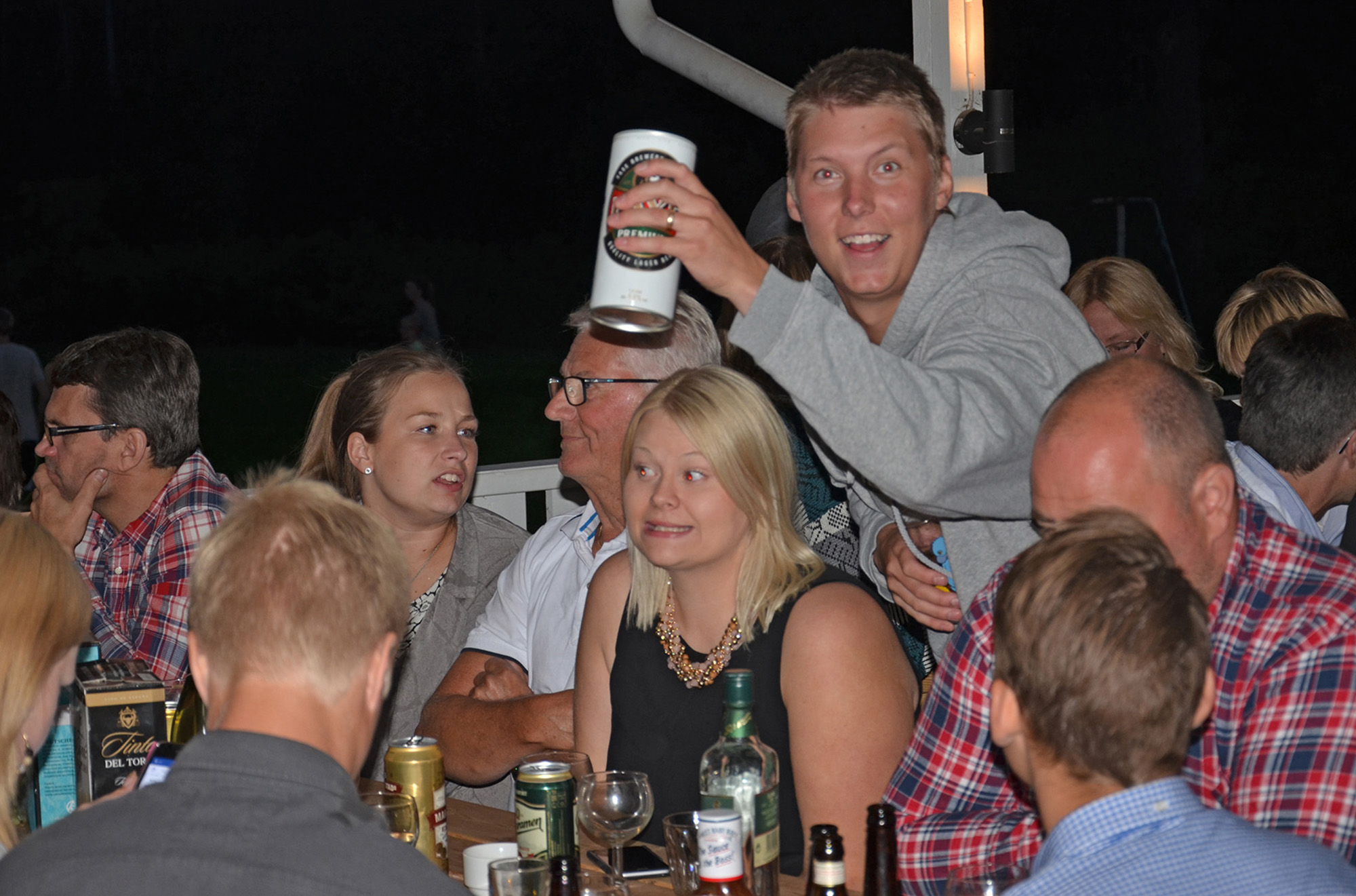 Röste.nu – Bygdens Nytt nr 4 2015 – Reportage – Grillfest med födeledagsfirande på Dönjegården