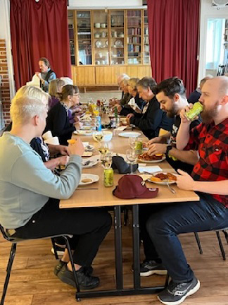 Röste.nu – Bygdens Nytt nr 4 2022 – Nyheter – 35 åt kräftor och surströmming i Dönjegården