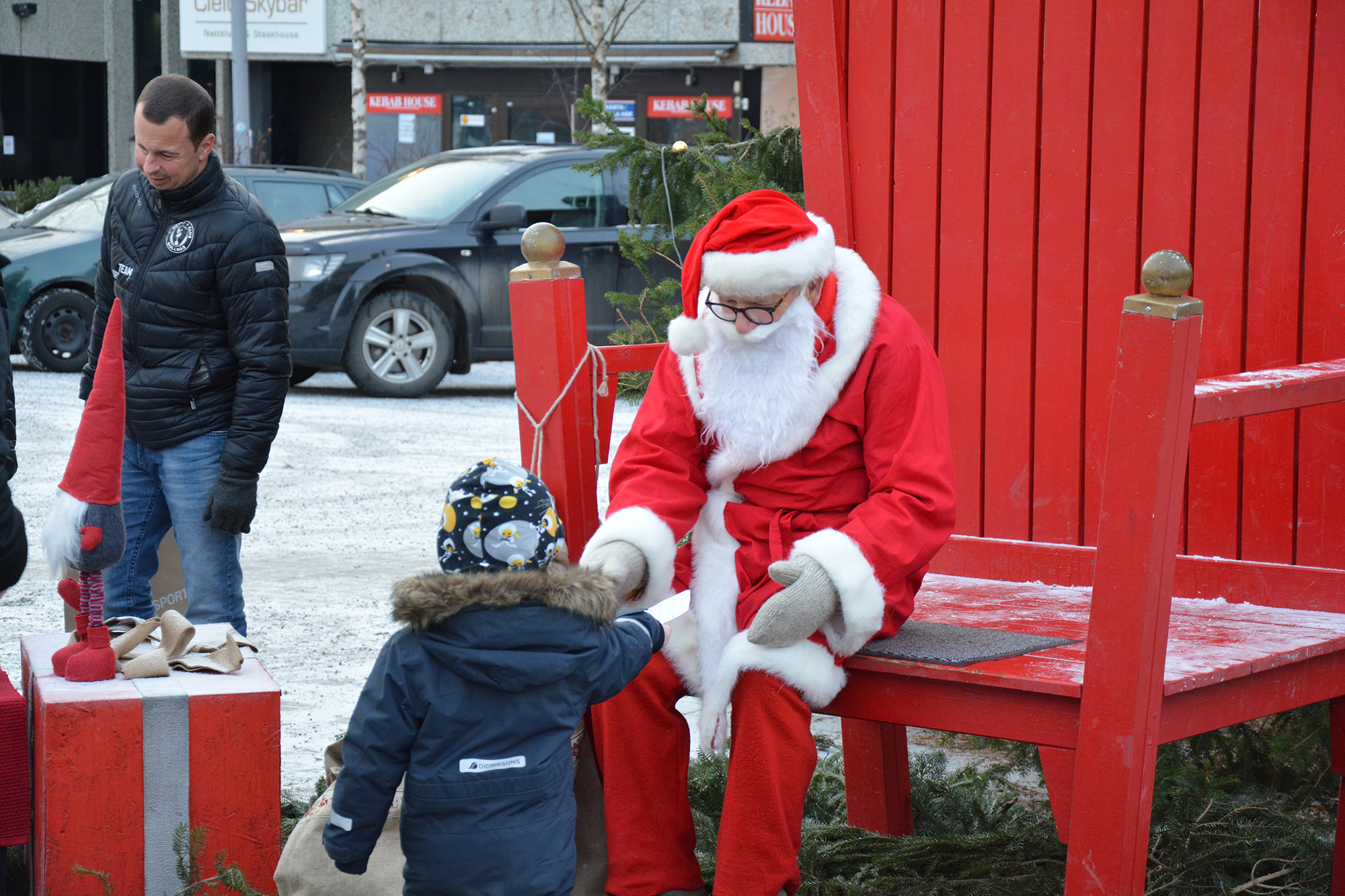 Röste.nu – Tomten och barnen på Brotorget 2021