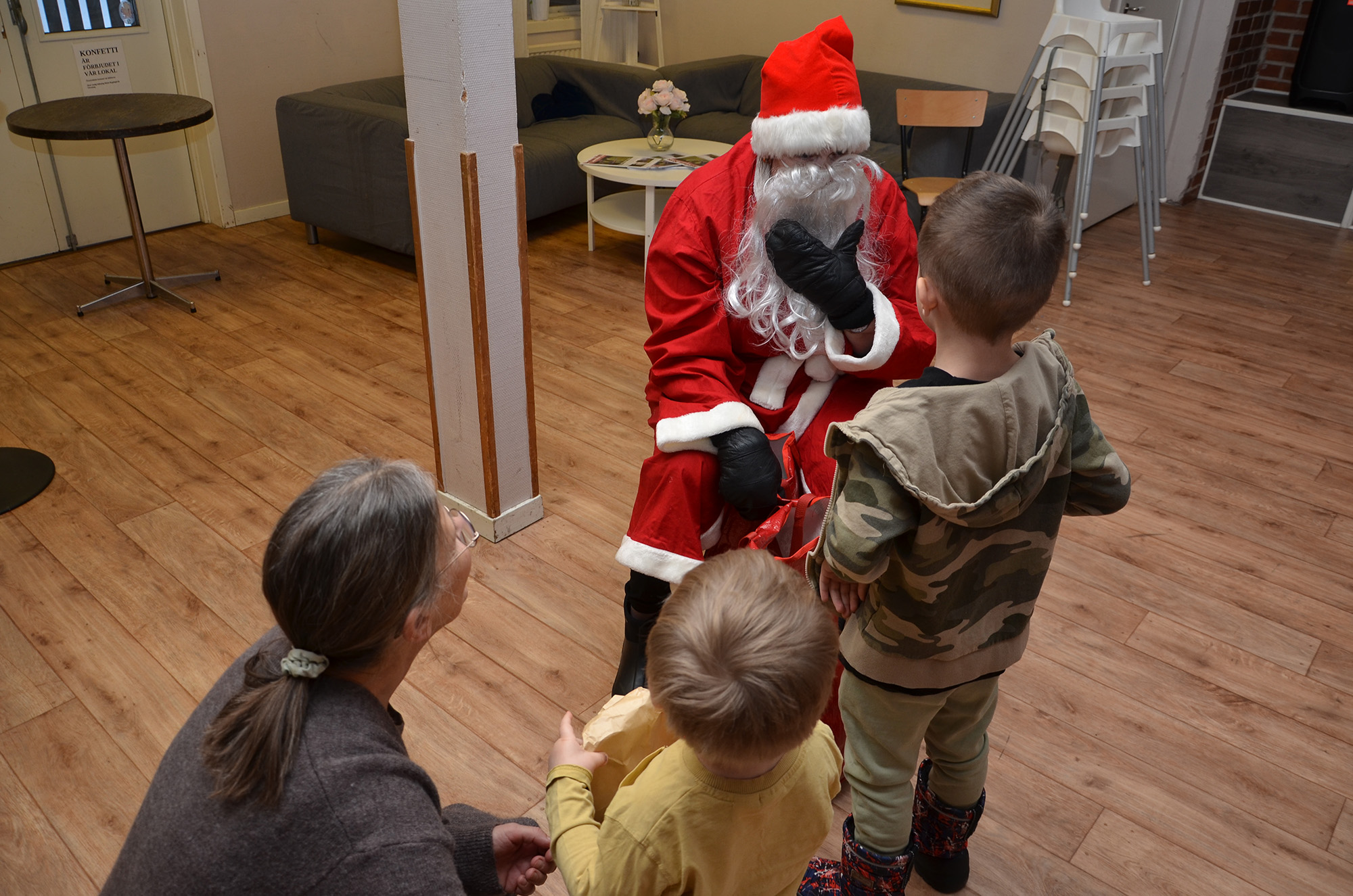 Röste.nu – Nyheter – ’’Skum tomte’’ gästade julgransplundringen 2024