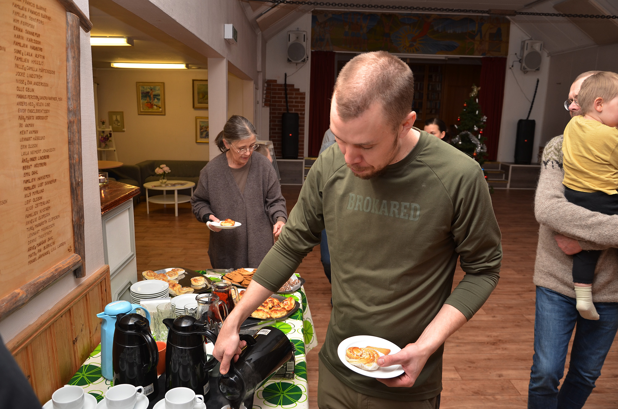 Röste.nu – Nyheter – ’’Skum tomte’’ gästade julgransplundringen 2024