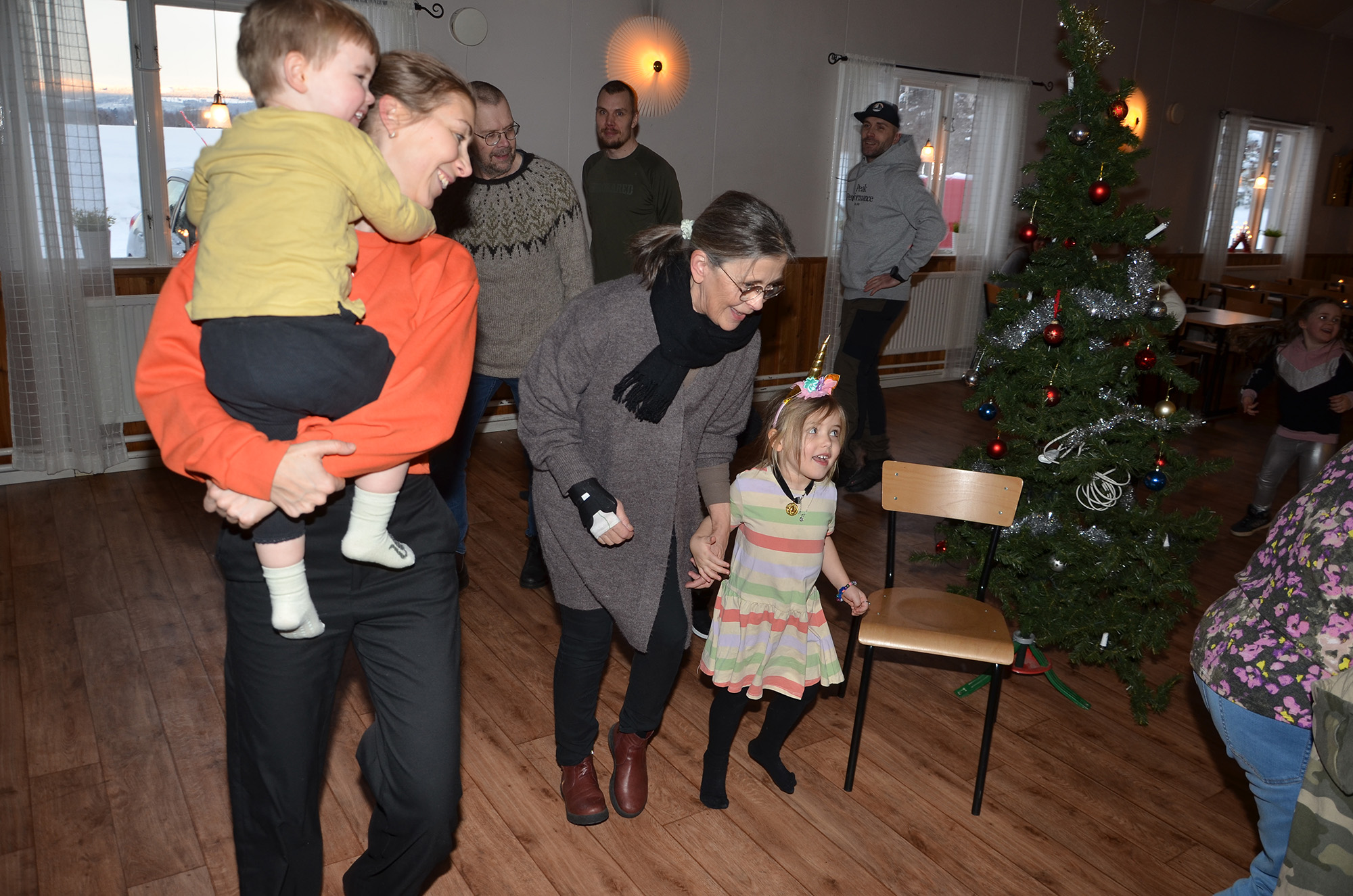 Röste.nu – Nyheter – ’’Skum tomte’’ gästade julgransplundringen 2024