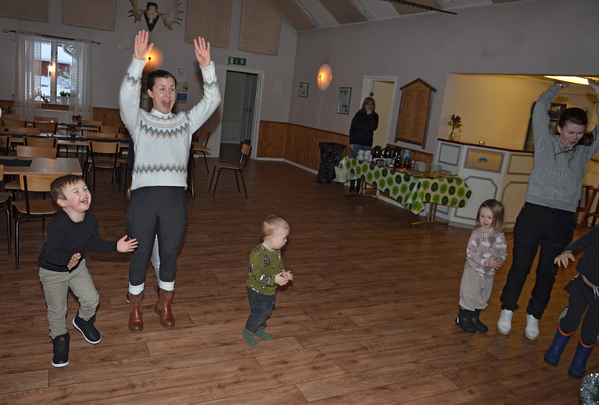 Röste.nu – Nyheter – ’’Skum tomte’’ gästade julgransplundringen 2024