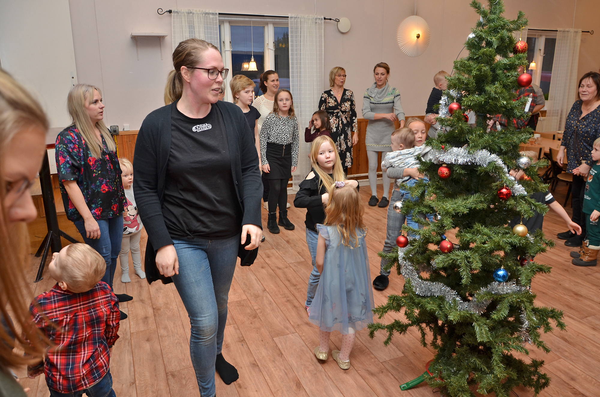 Röste.nu – Nyheter – Julen dansades ut i Dönjegården 2020