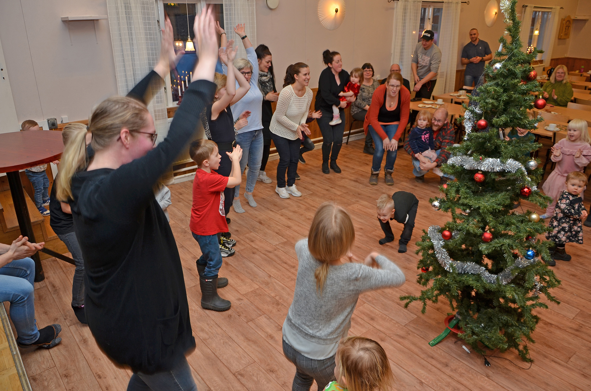 Röste.nu – Nyheter – Julen dansades ut i Dönjegården 2020