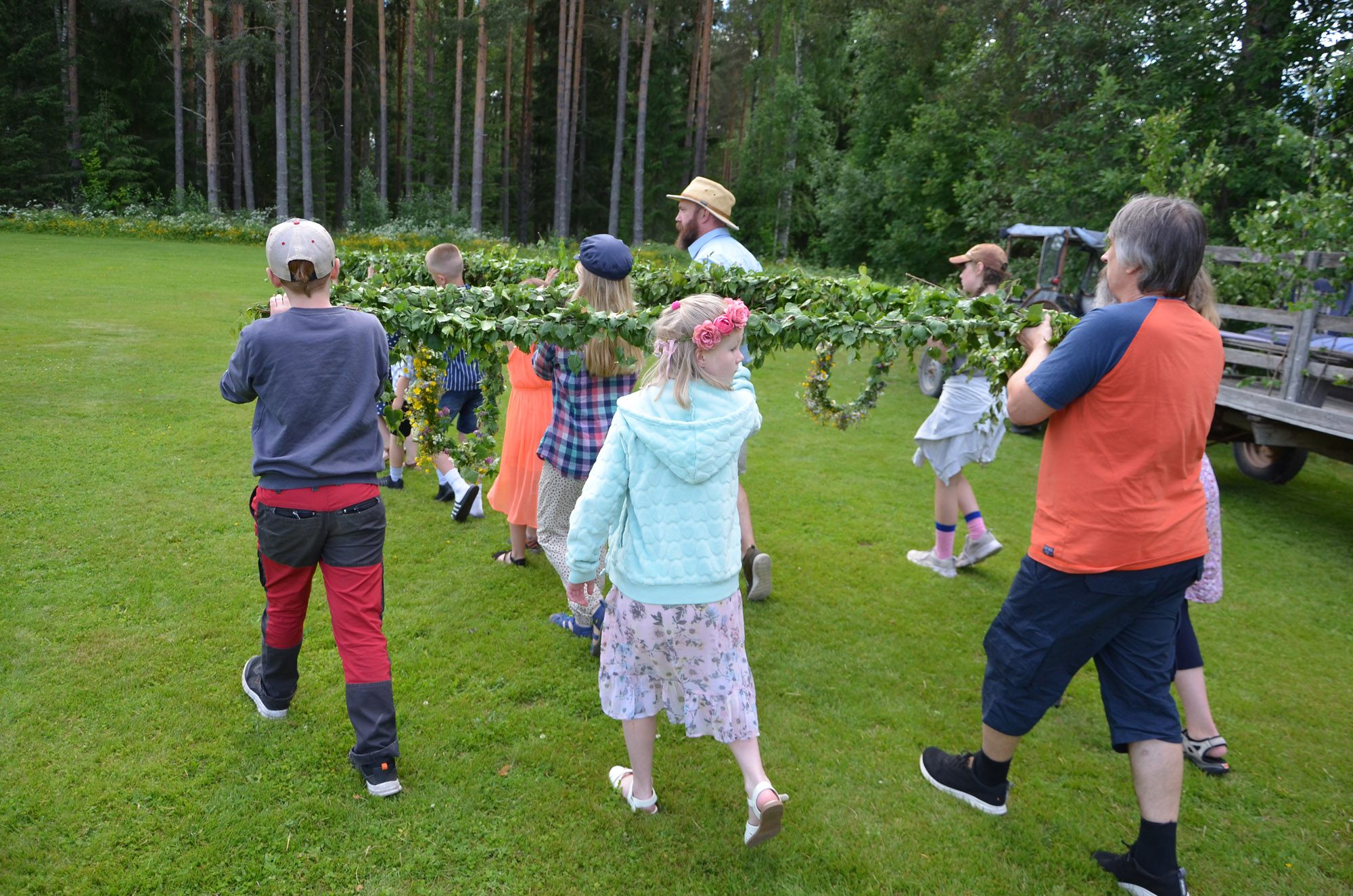 Röste.nu – Nyheter – Välbesökt midsommarfirande i Röste 2024