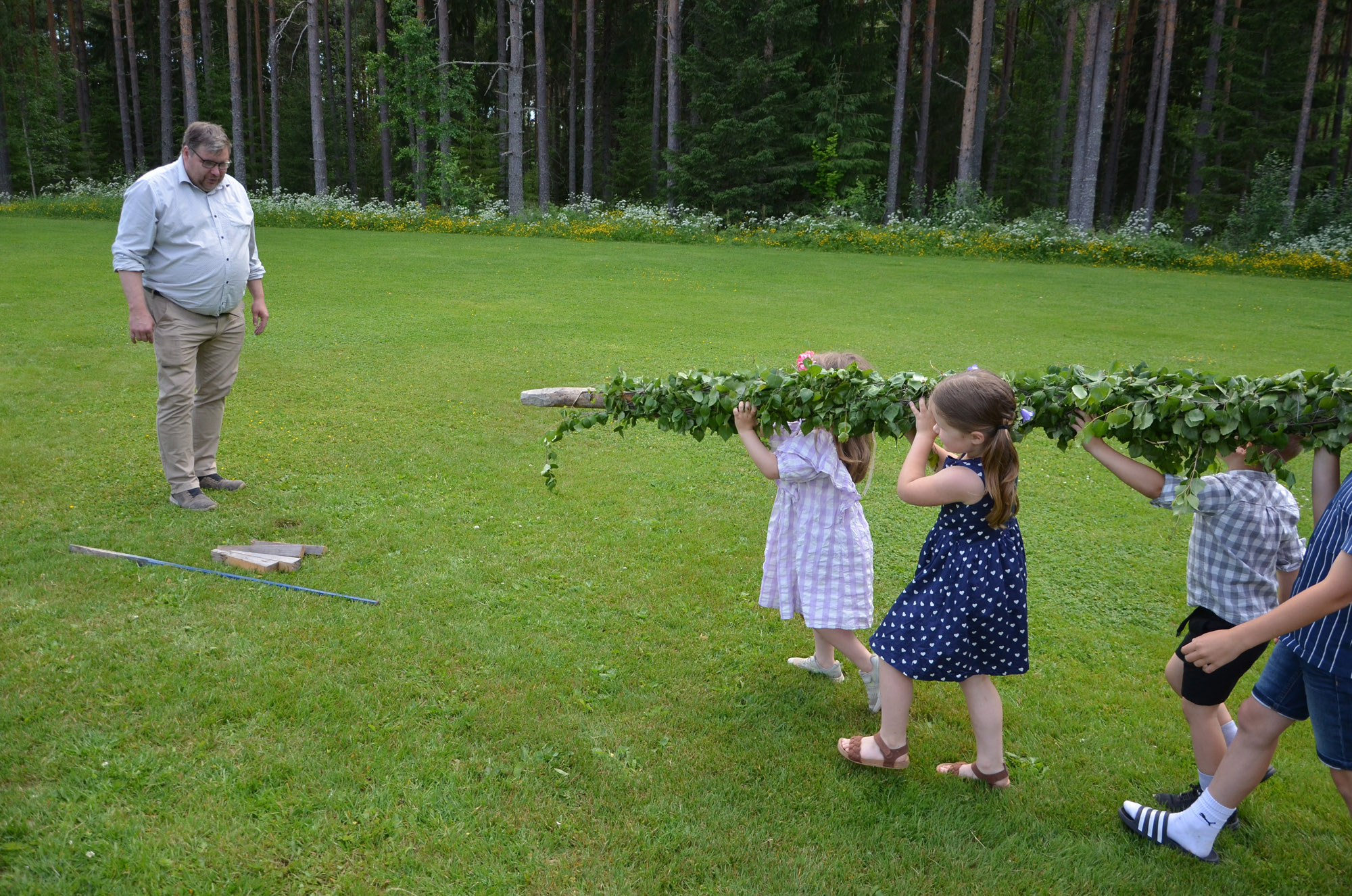 Röste.nu – Nyheter – Välbesökt midsommarfirande i Röste 2024