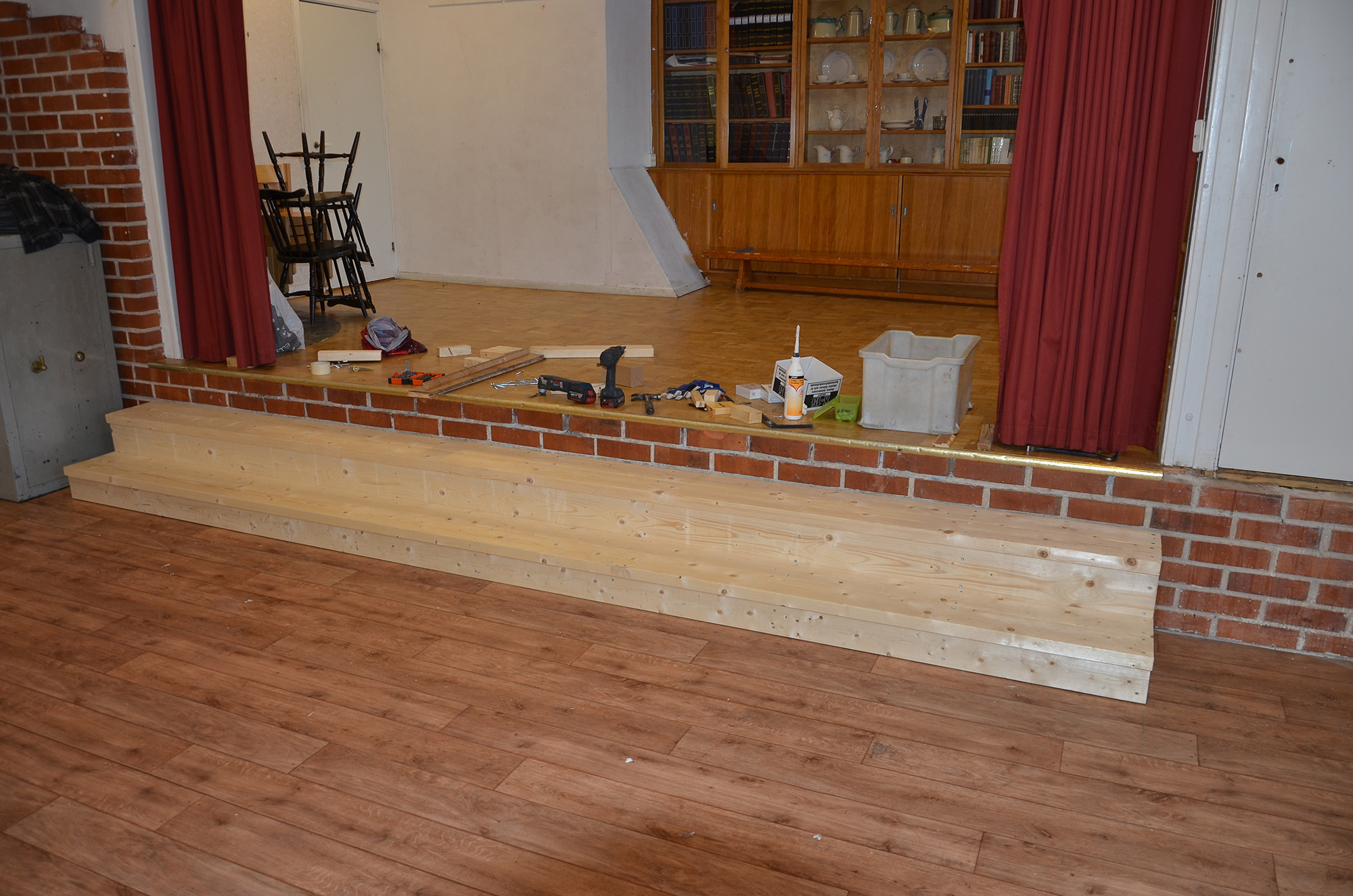 Röste.nu – Ny scentrappa under konstruktion i Dönjegården 2023