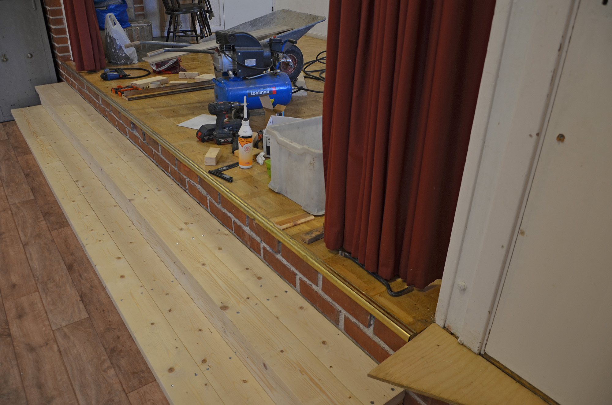 Röste.nu – Ny scentrappa under konstruktion i Dönjegården 2023