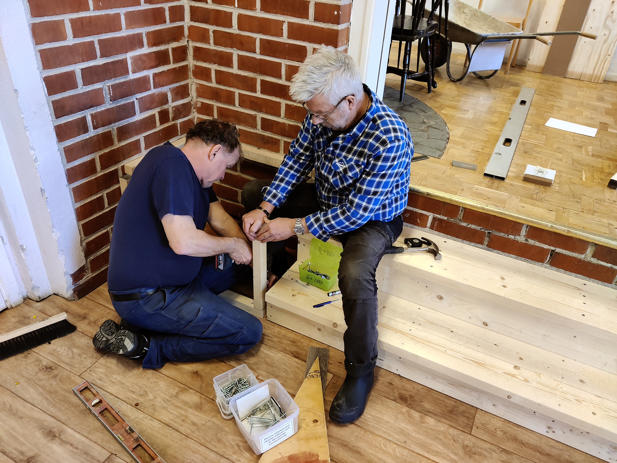 Röste.nu – Ny scentrappa under konstruktion i Dönjegården 2023