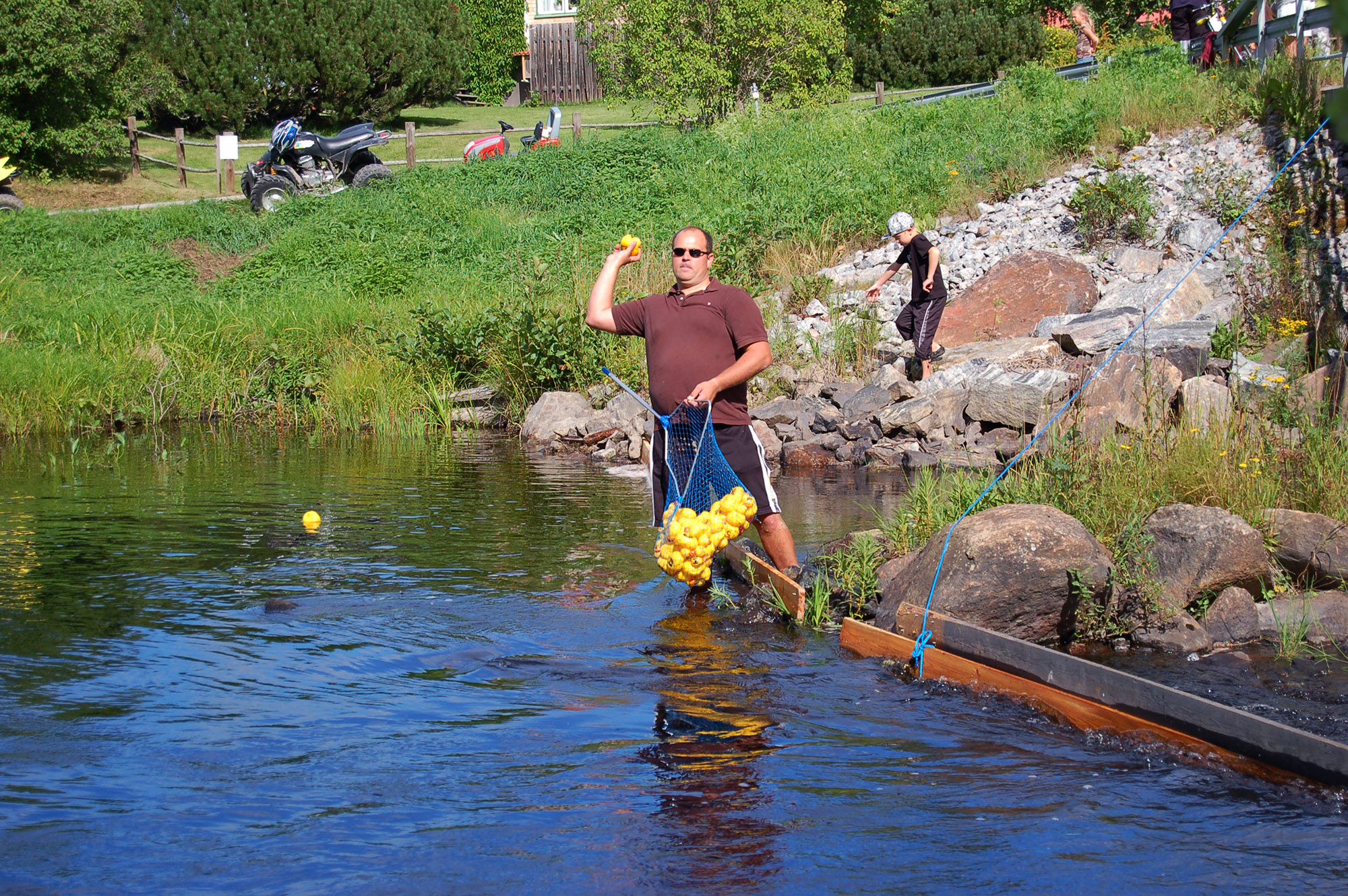 Röste.nu – Röstebilder – Ankrace i Galvån för tredje året 2008