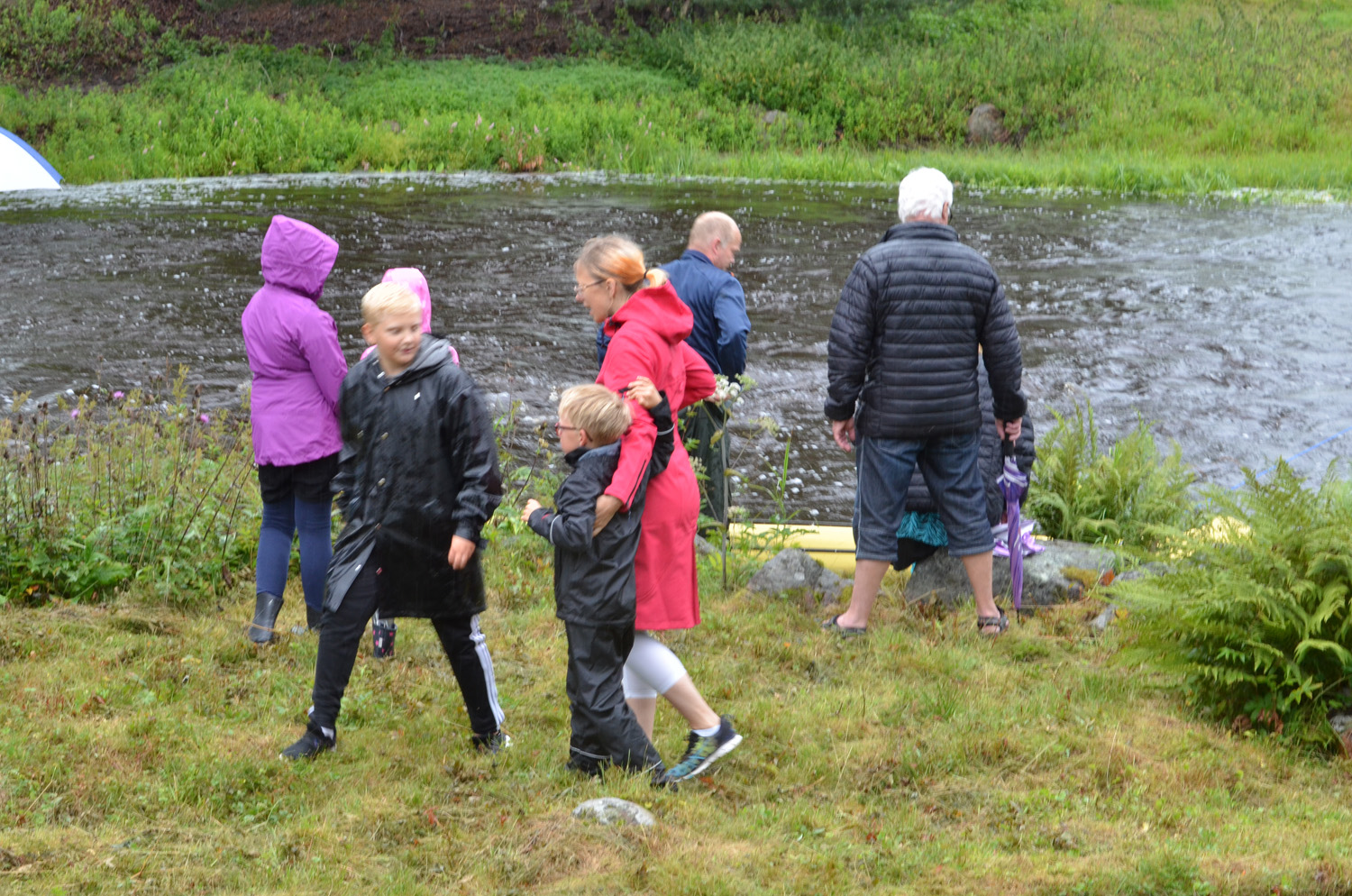Röste.nu – Röstebilder – Historiskt blött ankrace i Galvån 2017
