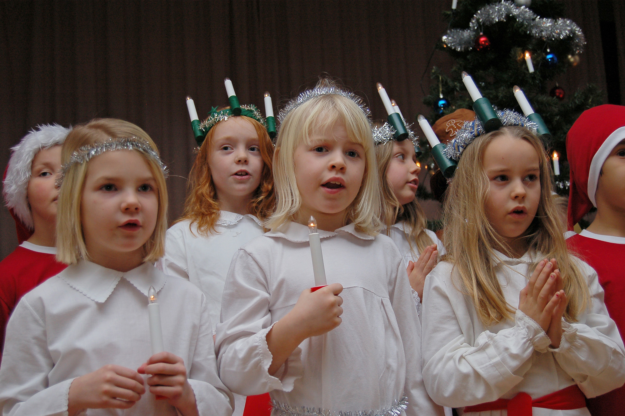 Röste.nu – Röstebilder – Stämningsfullt luciafirande på De äldres dag 2008