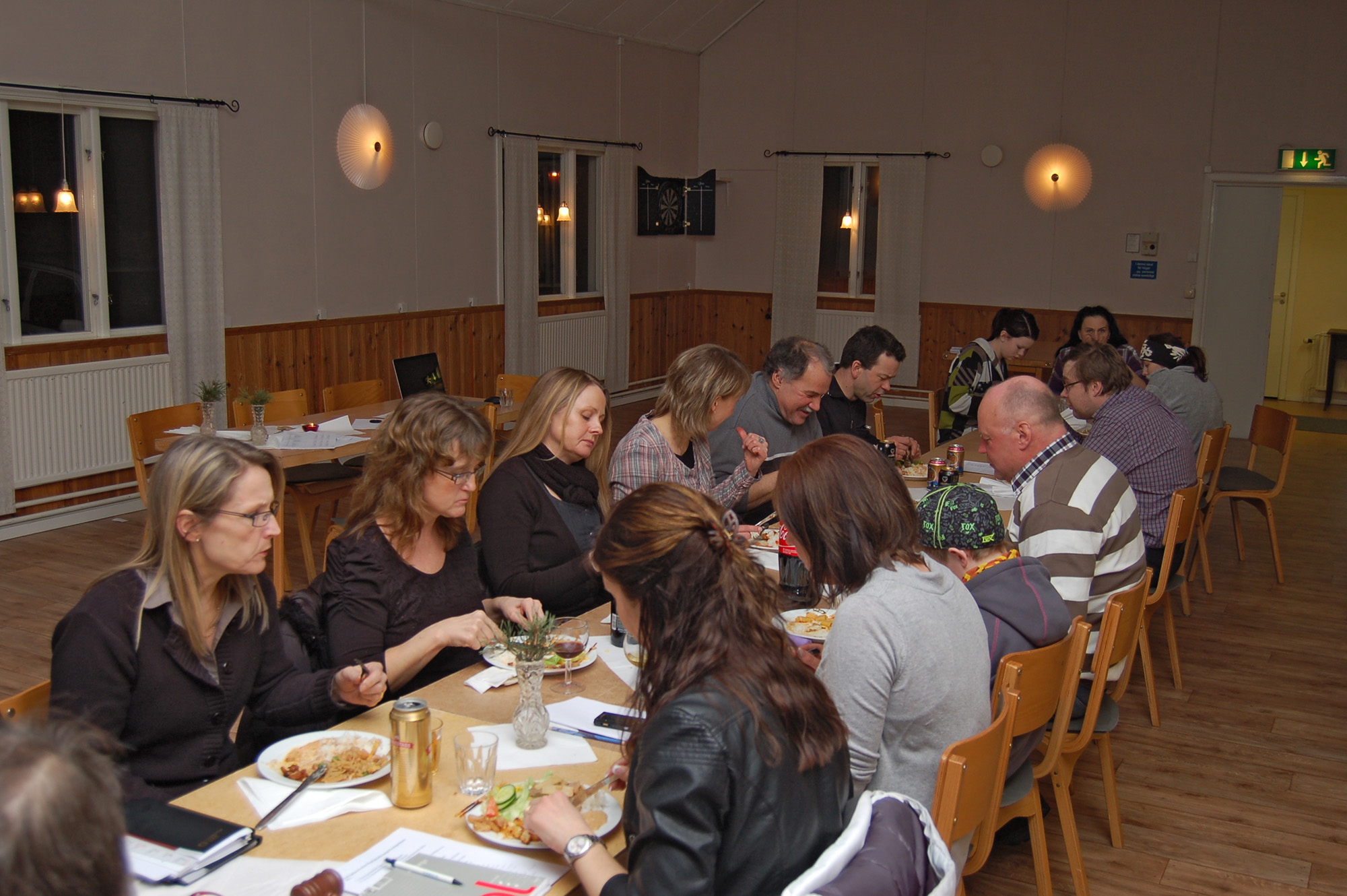 Röste.nu – Röstebilder – Föreningsstämma med thailändsk middag 2011