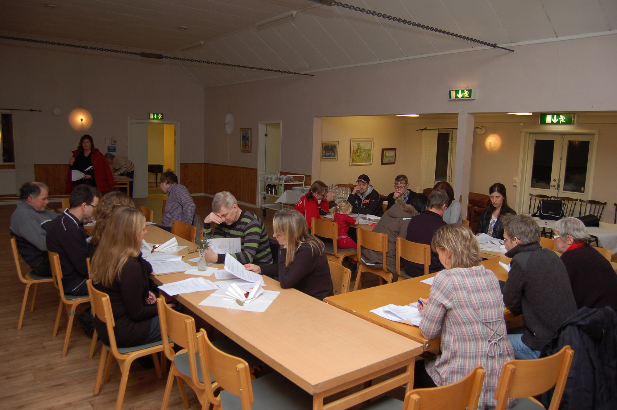 Röste.nu – Röstebilder – Föreningsstämma med thailändsk middag 2011