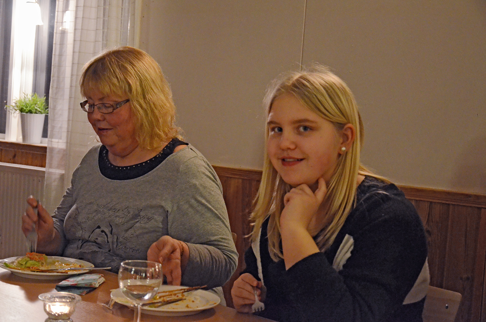 Röste.nu – Röstebilder – Föreningsstämma med thailändsk middag 2014