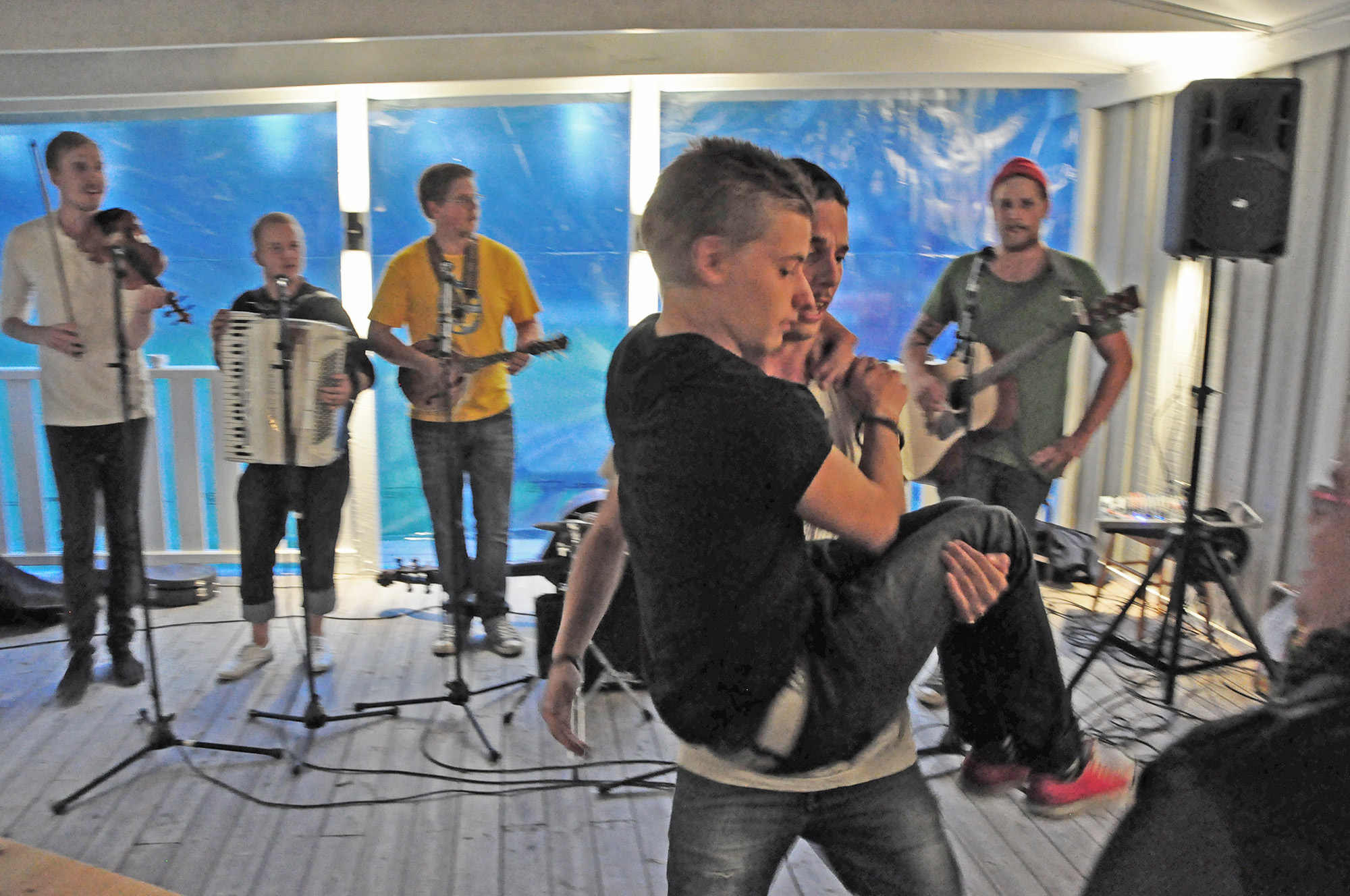 Röste.nu – Röstebilder – Grill- och familjefest med Pelle Med Två på Dönjegården 2012