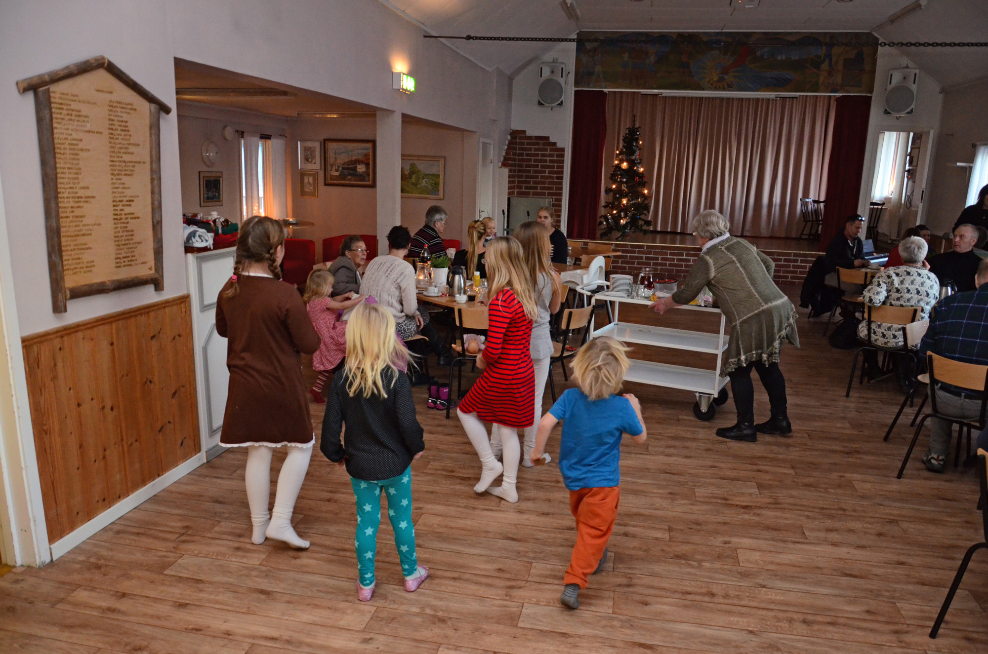 Röste.nu – Röstebilder – Grötfest med Lucia i Dönjegården 2014