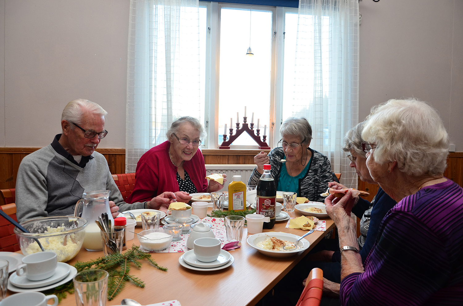 Röste.nu – Röstebilder – Grötfest med lucia i Dönjegården 2016