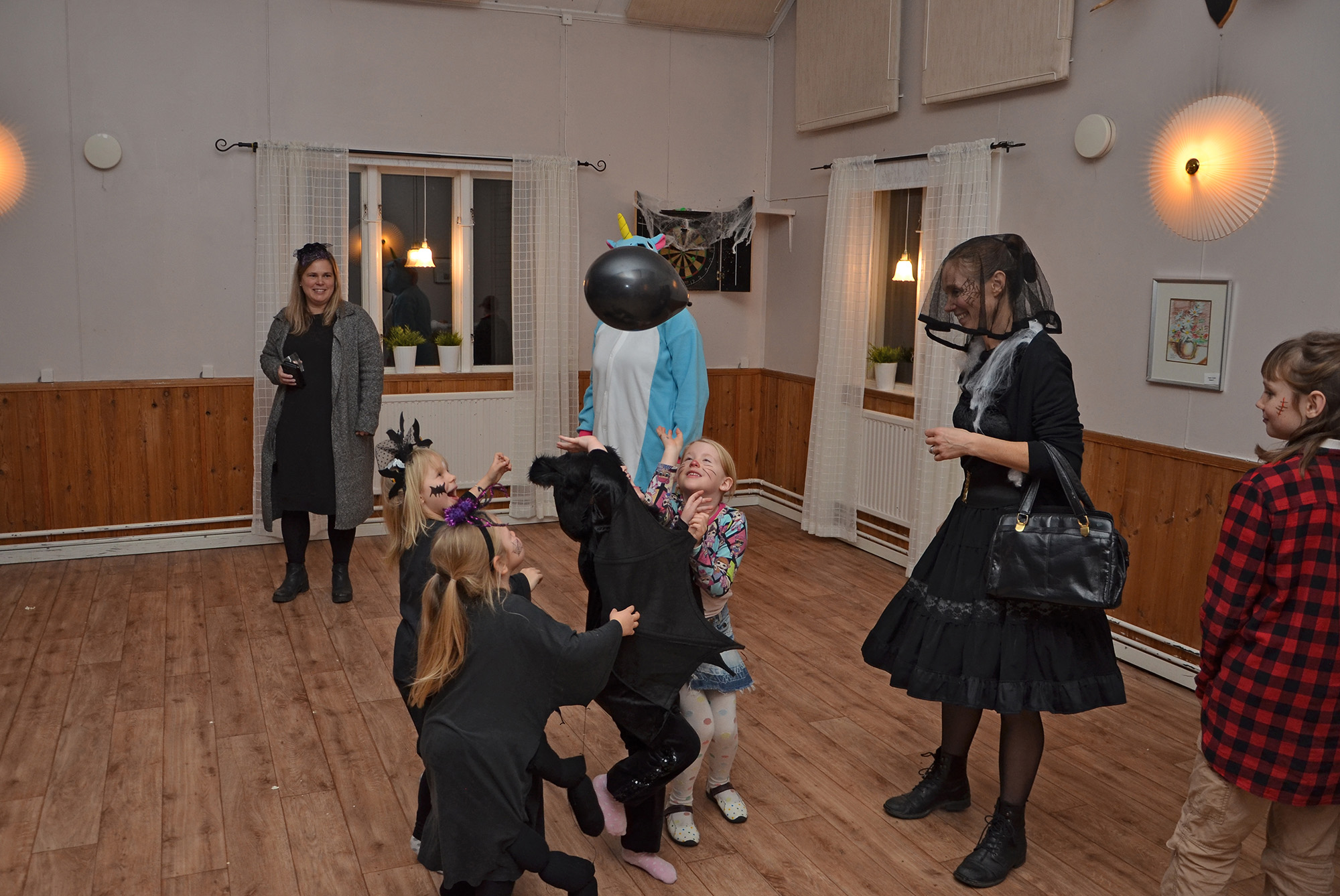 Röste.nu – Röstebilder – Halloweendisco och spökvandring vid Dönjegården 2022