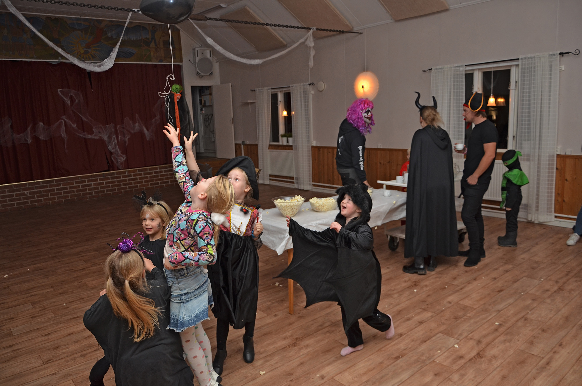 Röste.nu – Röstebilder – Halloweendisco och spökvandring vid Dönjegården 2022