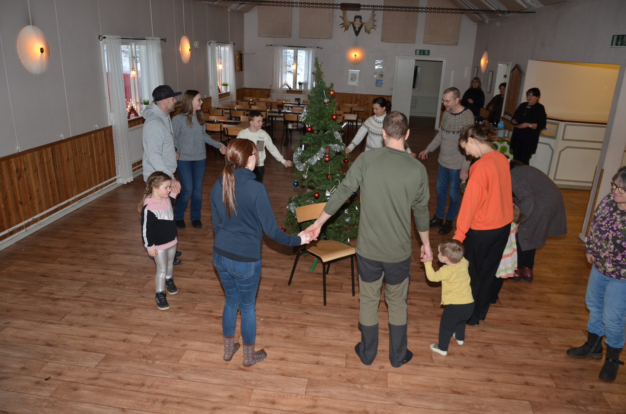 Röste.nu – Röstebilder – Julgransplundring i Dönjegården 2024