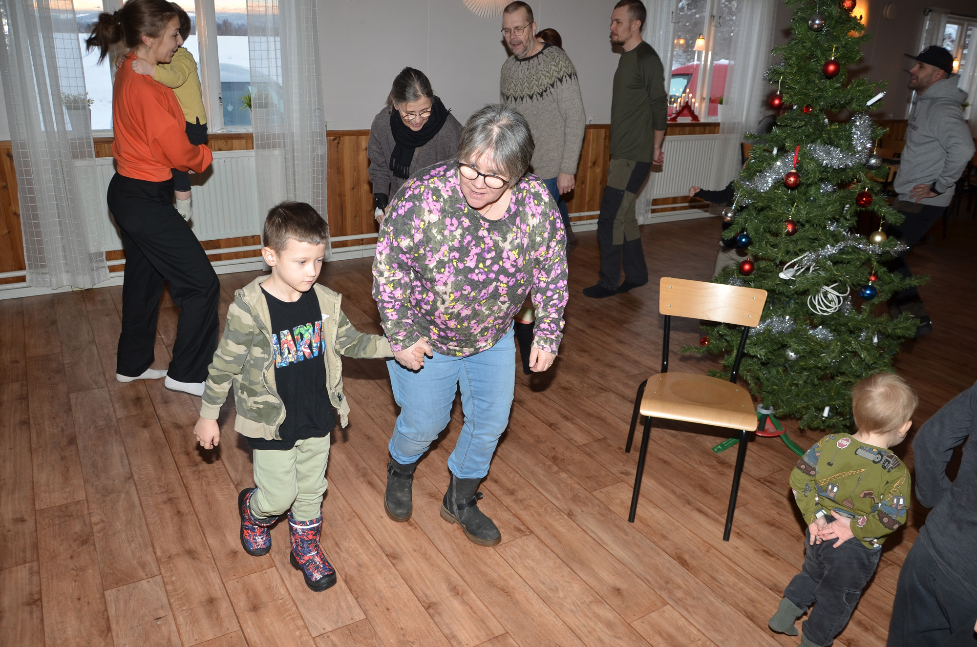 Röste.nu – Röstebilder – Julgransplundring i Dönjegården 2024