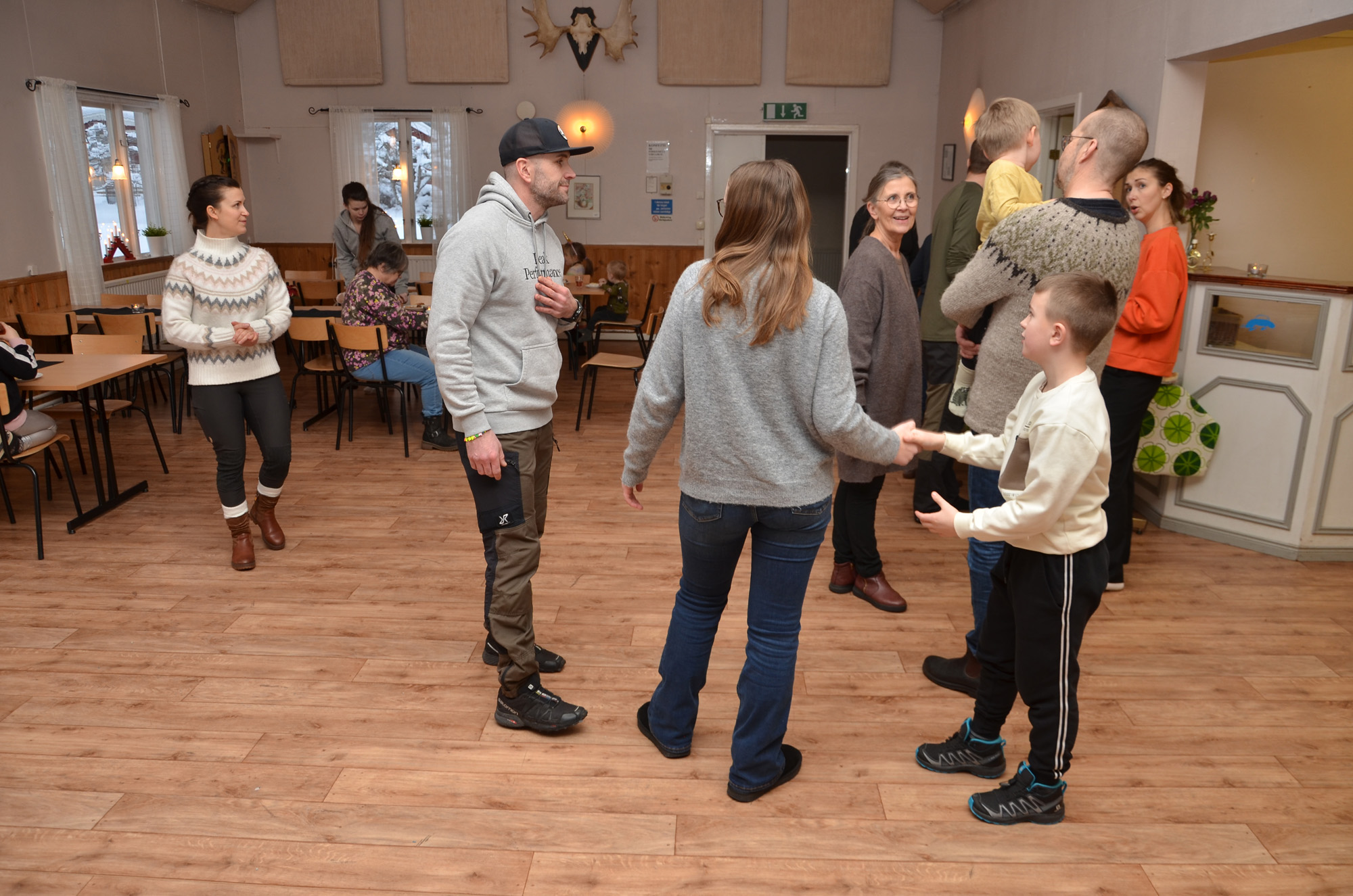 Röste.nu – Röstebilder – Julgransplundring i Dönjegården 2024