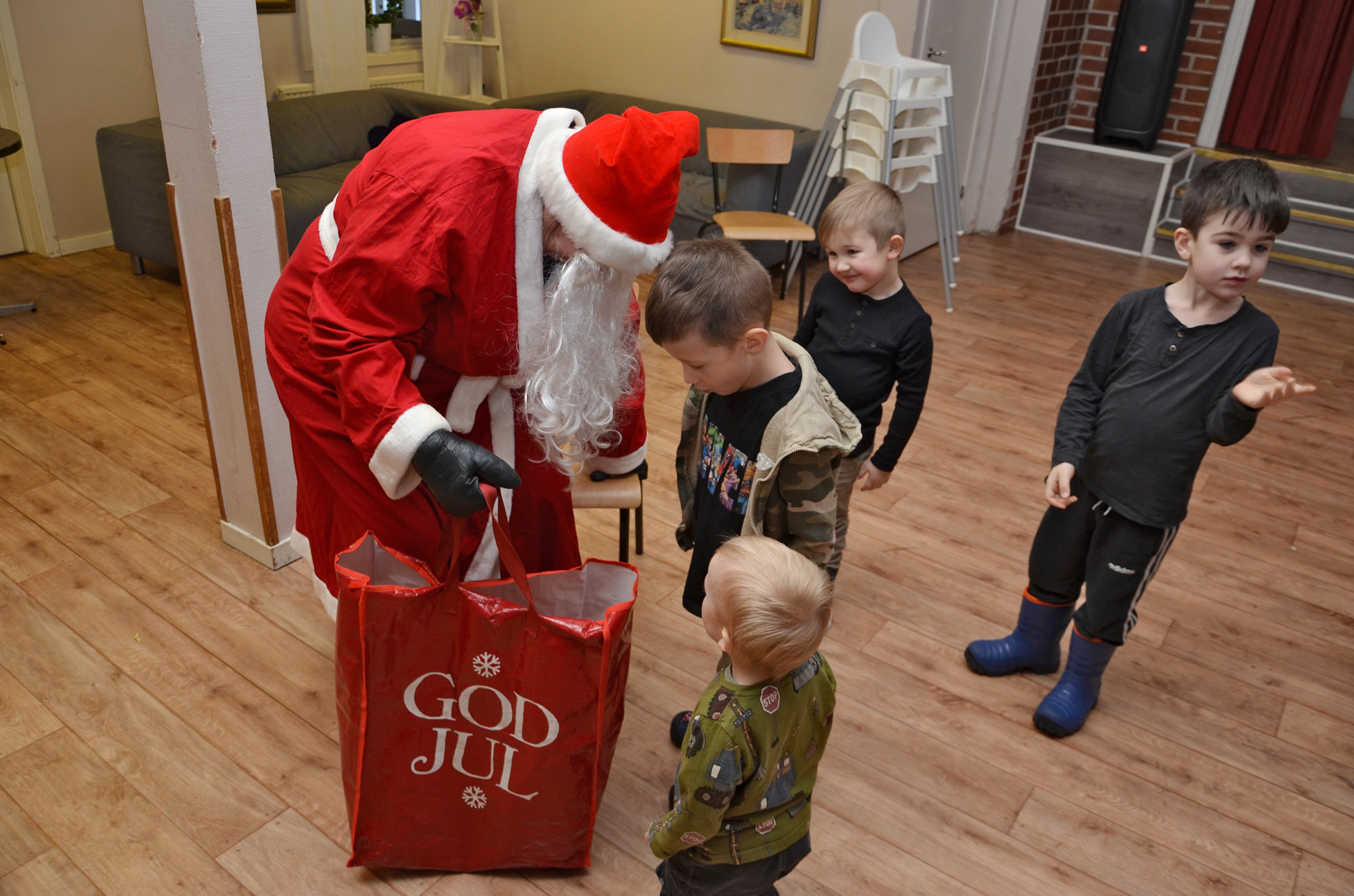 Röste.nu – Röstebilder – Julgransplundring i Dönjegården 2024