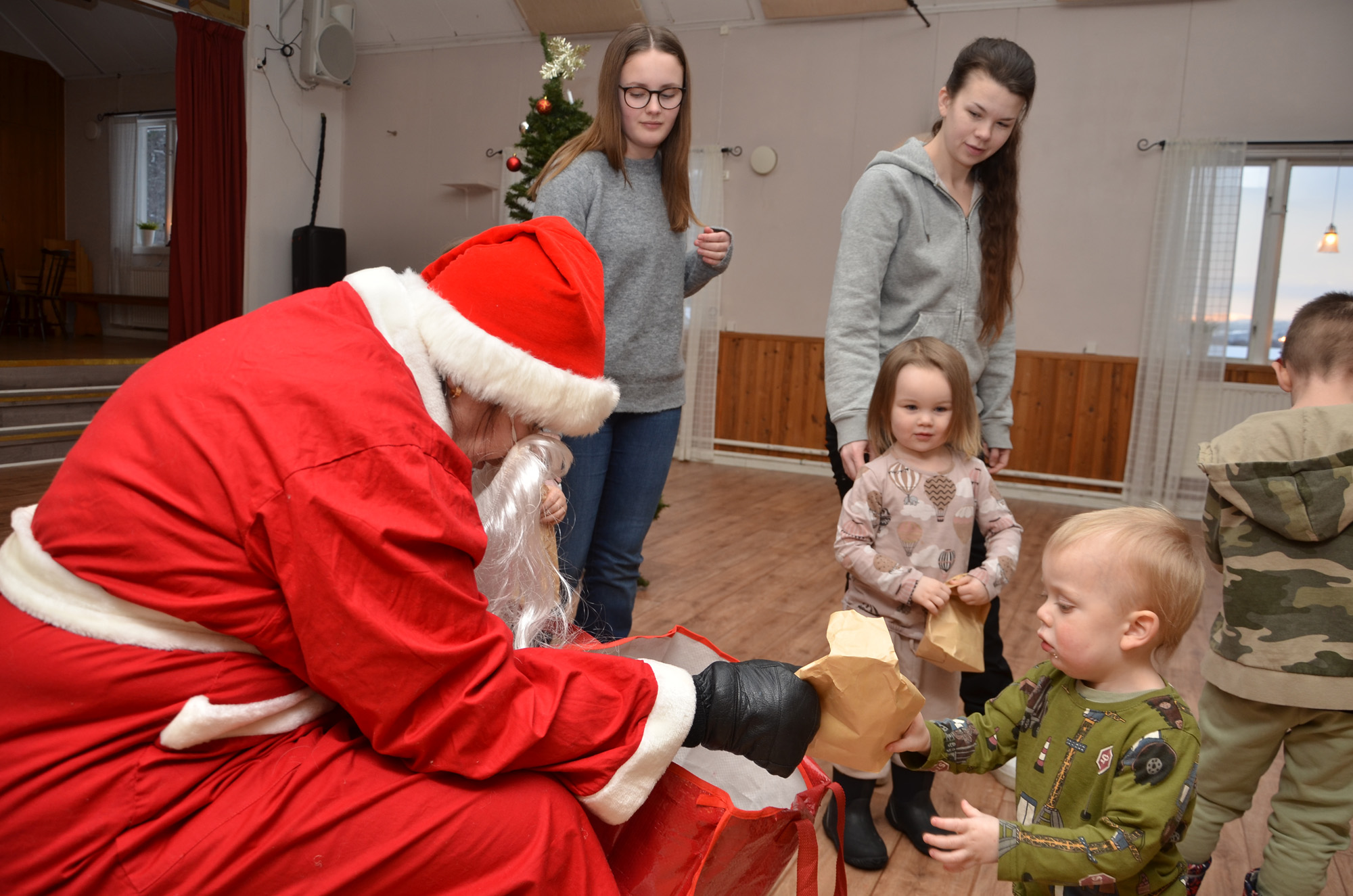 Röste.nu – Röstebilder – Julgransplundring i Dönjegården 2024