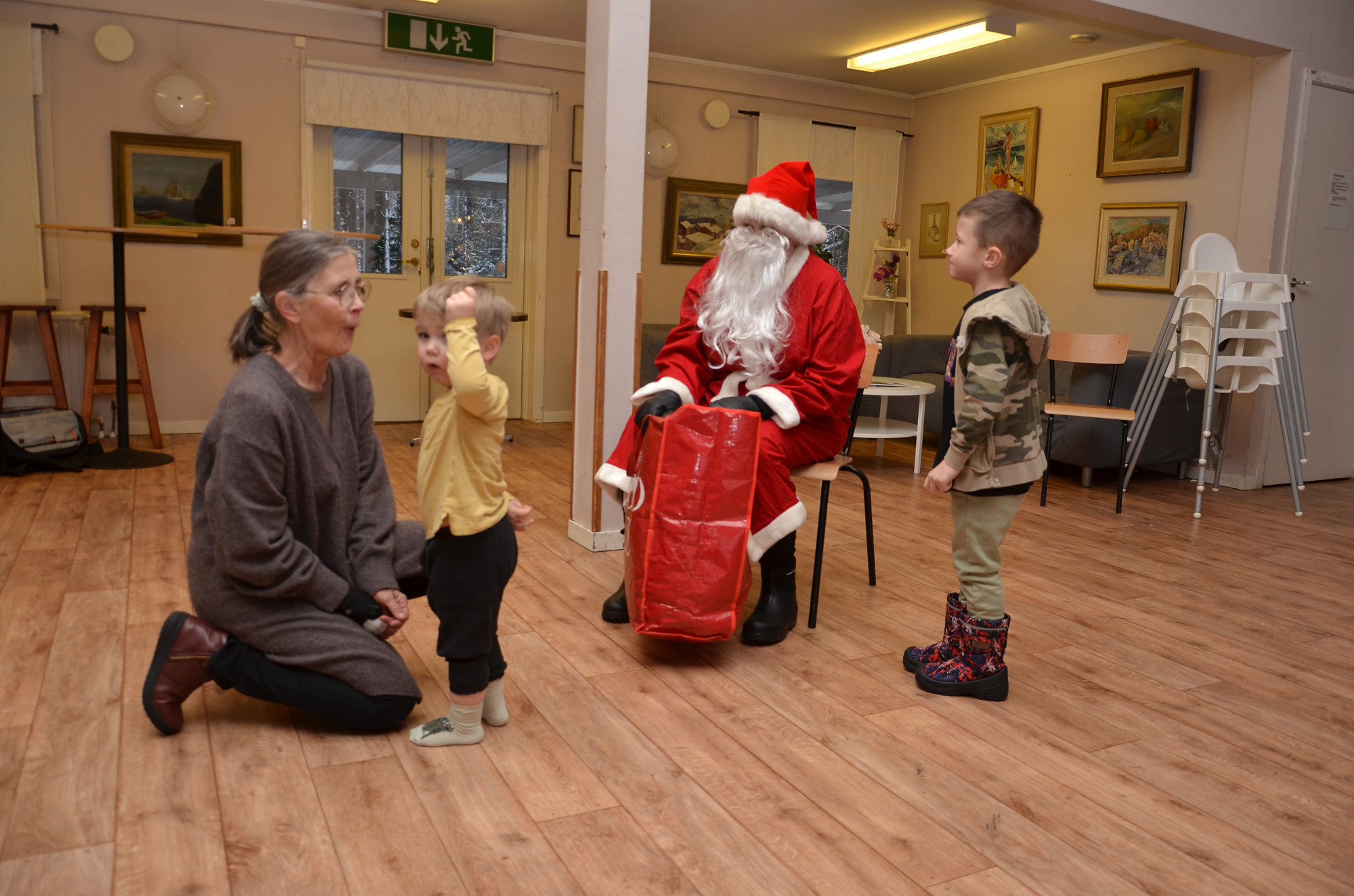 Röste.nu – Röstebilder – Julgransplundring i Dönjegården 2024