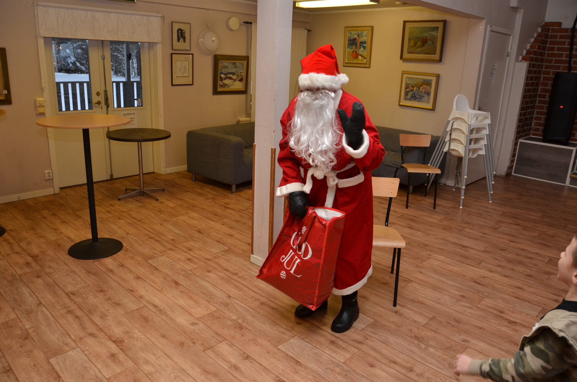 Röste.nu – Röstebilder – Julgransplundring i Dönjegården 2024