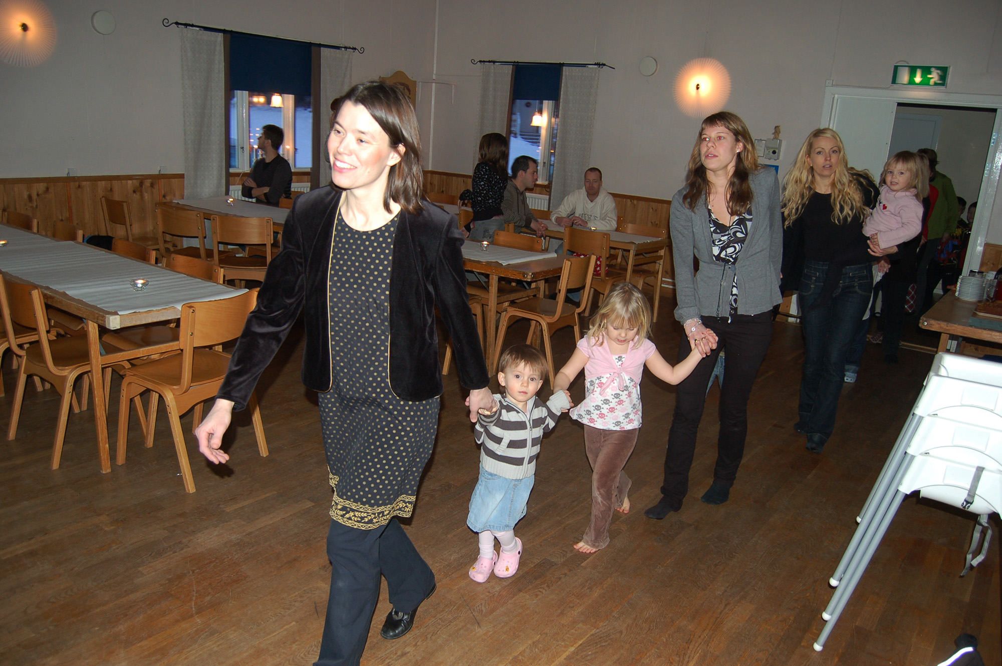 Röste.nu – Röstebilder – Julgransplundring i Dönjegården 2008