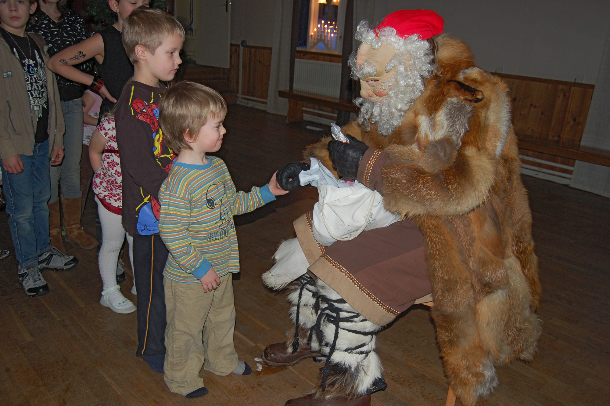 Röste.nu – Röstebilder – Julgransplundring i Dönjegården 2008