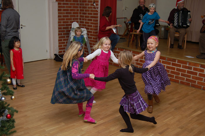 Röste.nu – Röstebilder – Julgransplundring i Dönjegården 2009