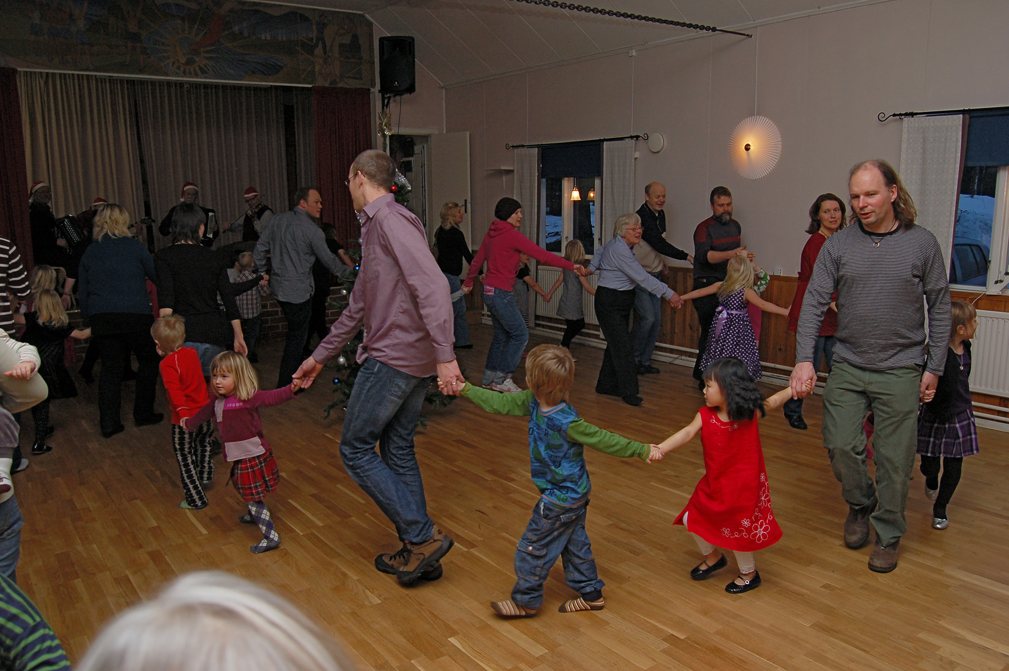 Röste.nu – Röstebilder – Julgransplundring i Dönjegården 2009