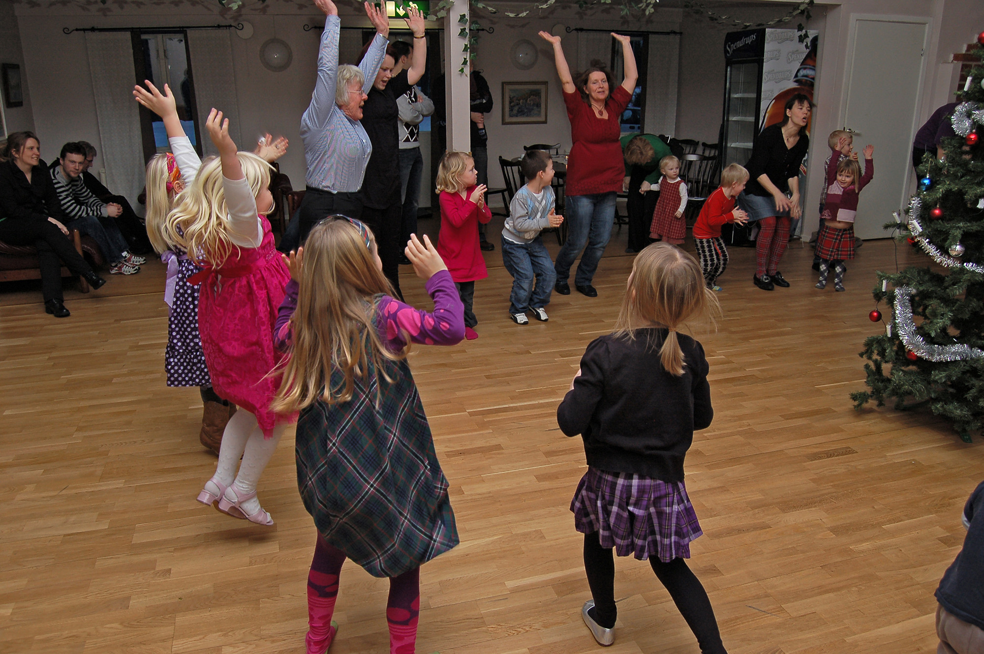 Röste.nu – Röstebilder – Julgransplundring i Dönjegården 2009