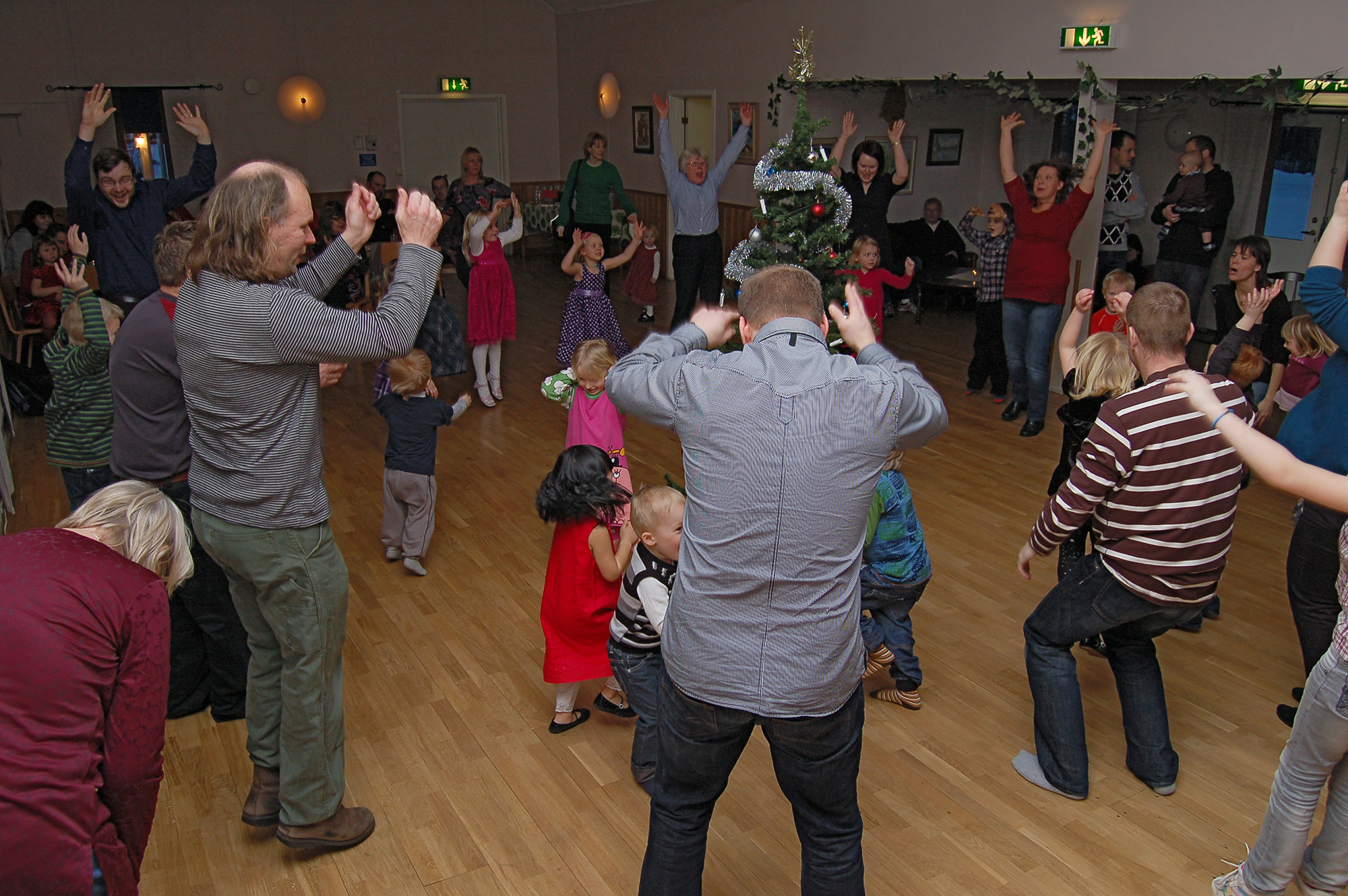 Röste.nu – Röstebilder – Julgransplundring i Dönjegården 2009