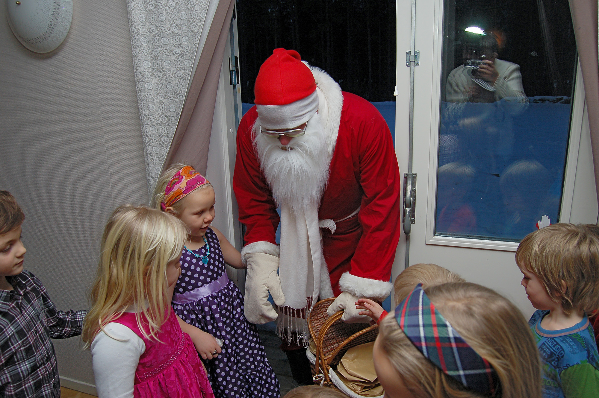 Röste.nu – Röstebilder – Julgransplundring i Dönjegården 2009